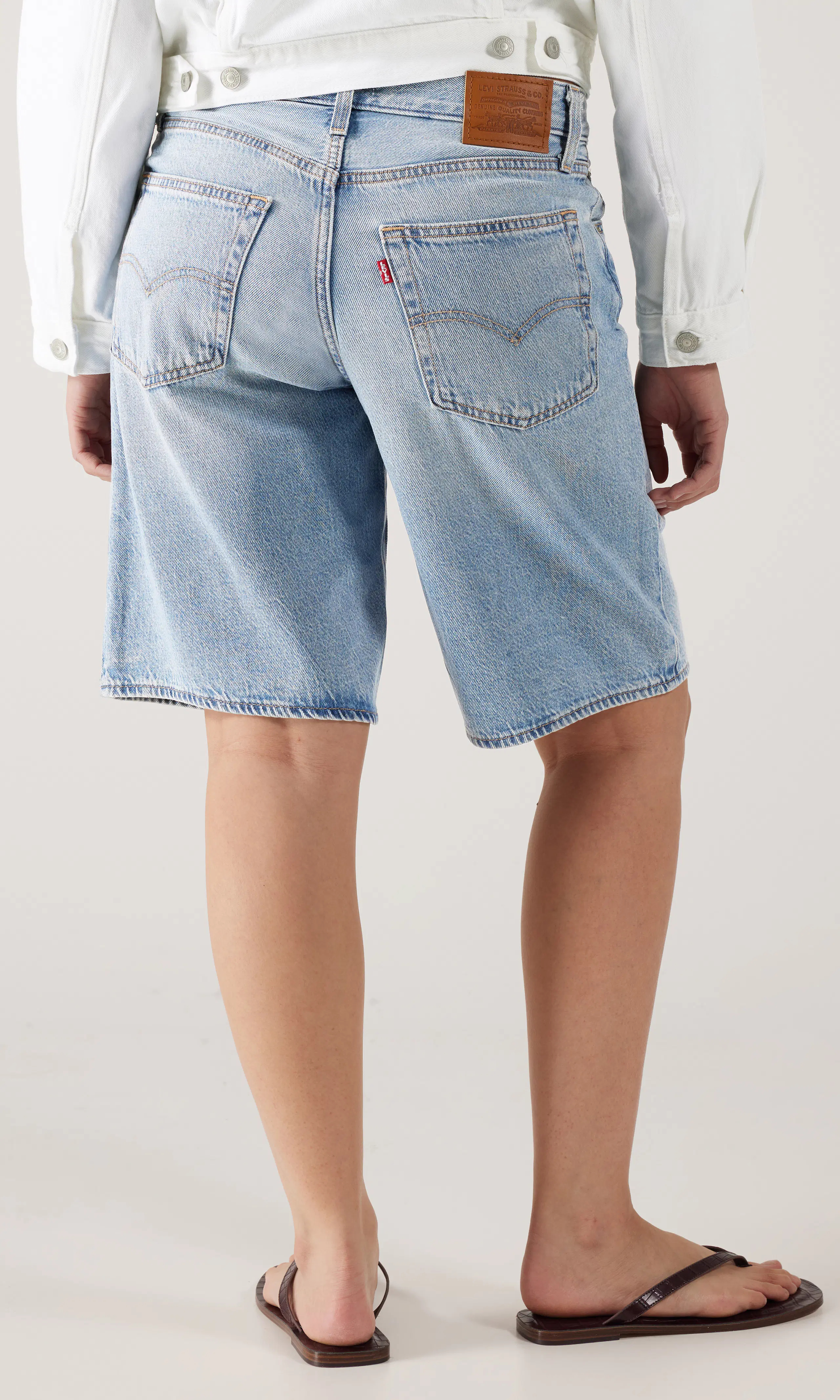 Baggy Dad Jort Lys Blå Shorts. Back. Model.