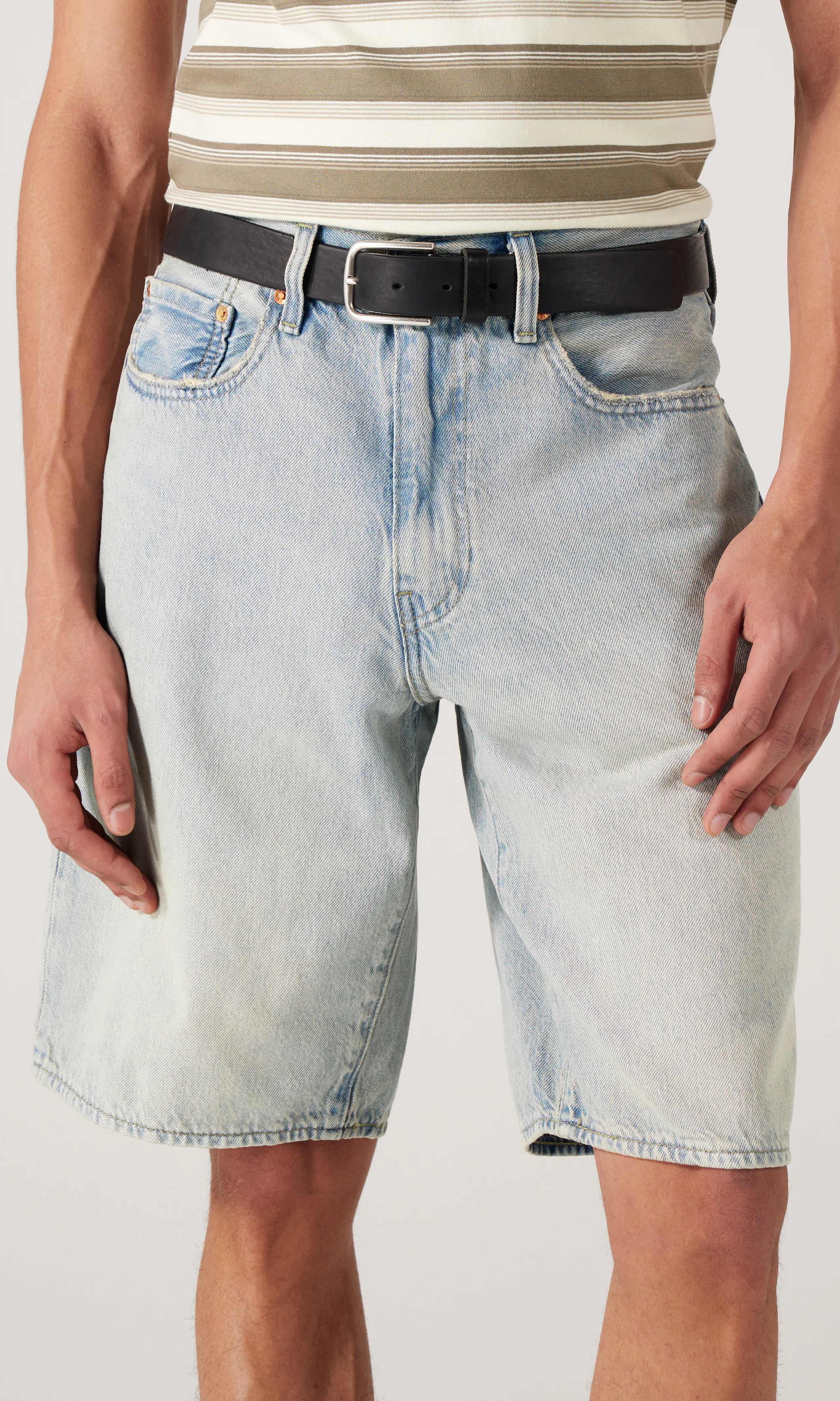 478™ Baggy Ljusblå Shorts. Front. Model.