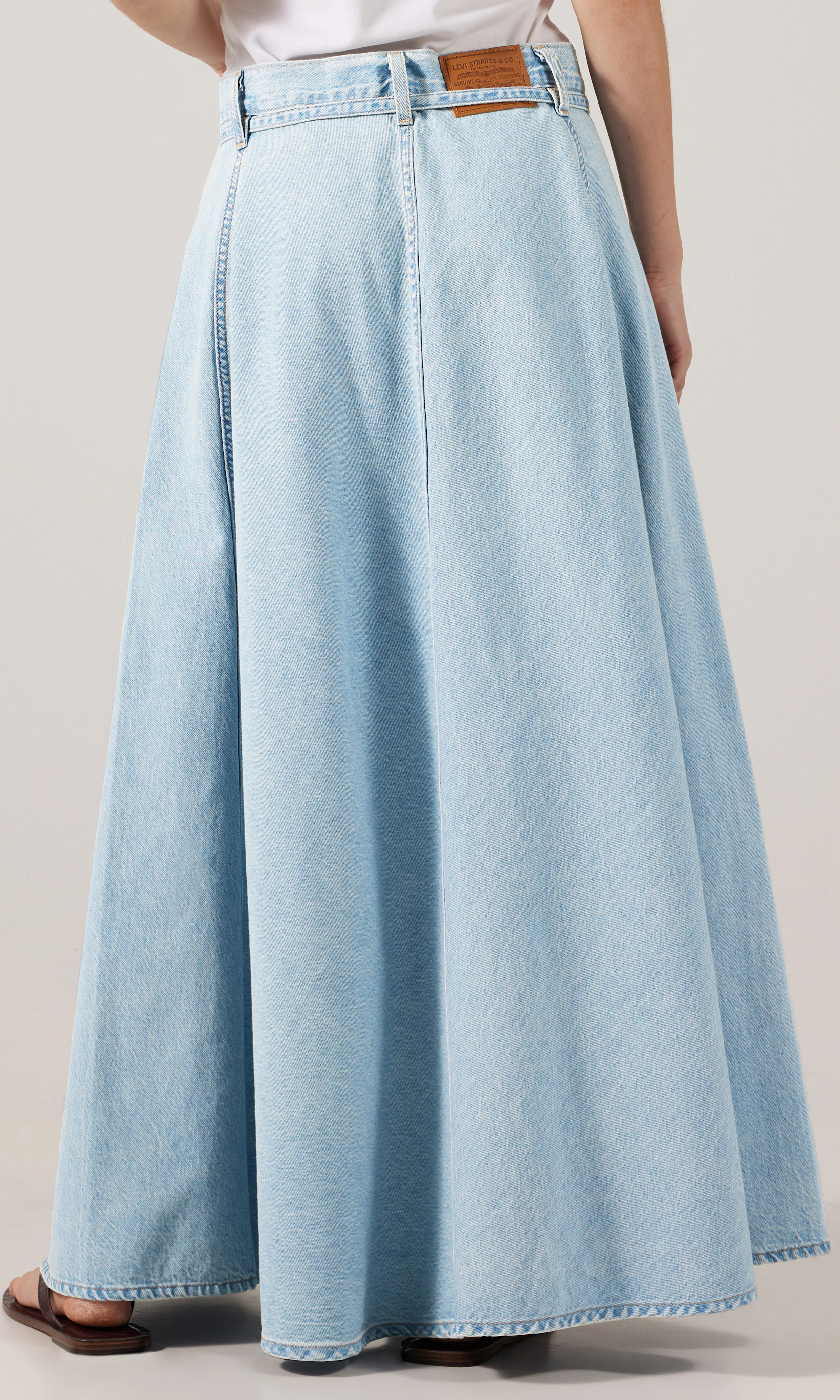XL Denim Kjol. Back. Model.