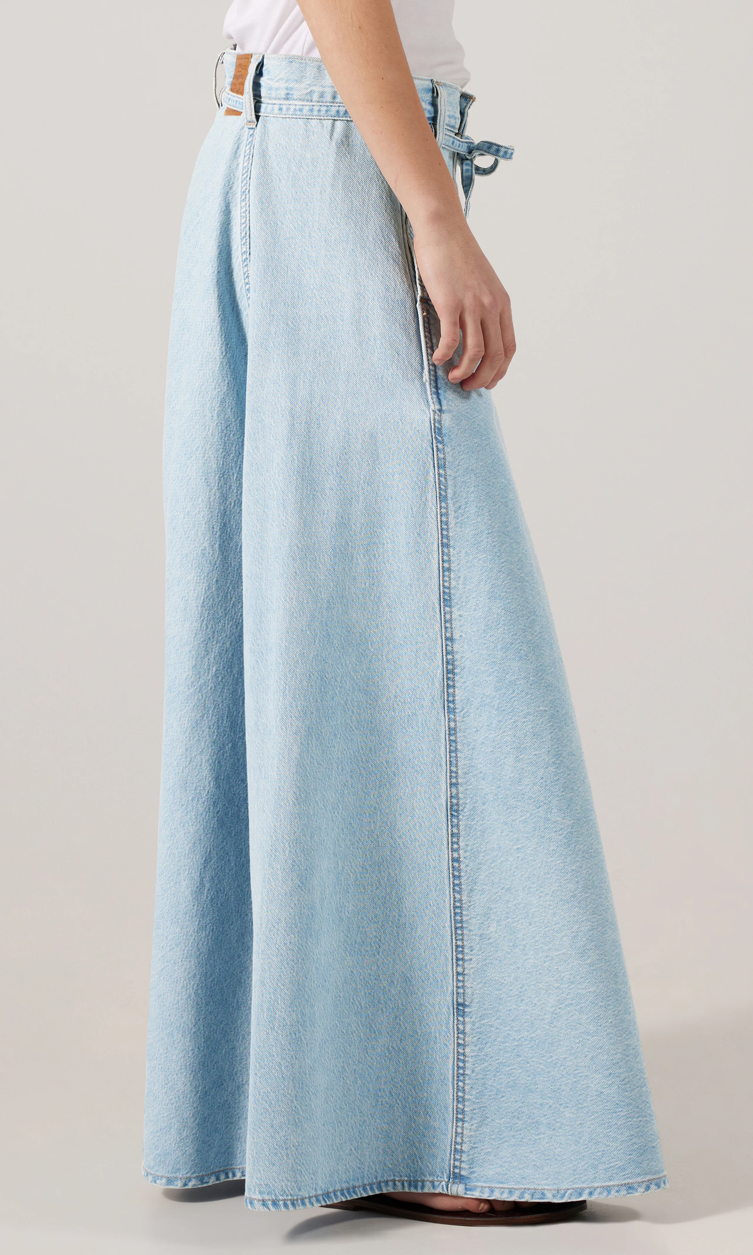 XL Denim Kjol. Front 2. Model.