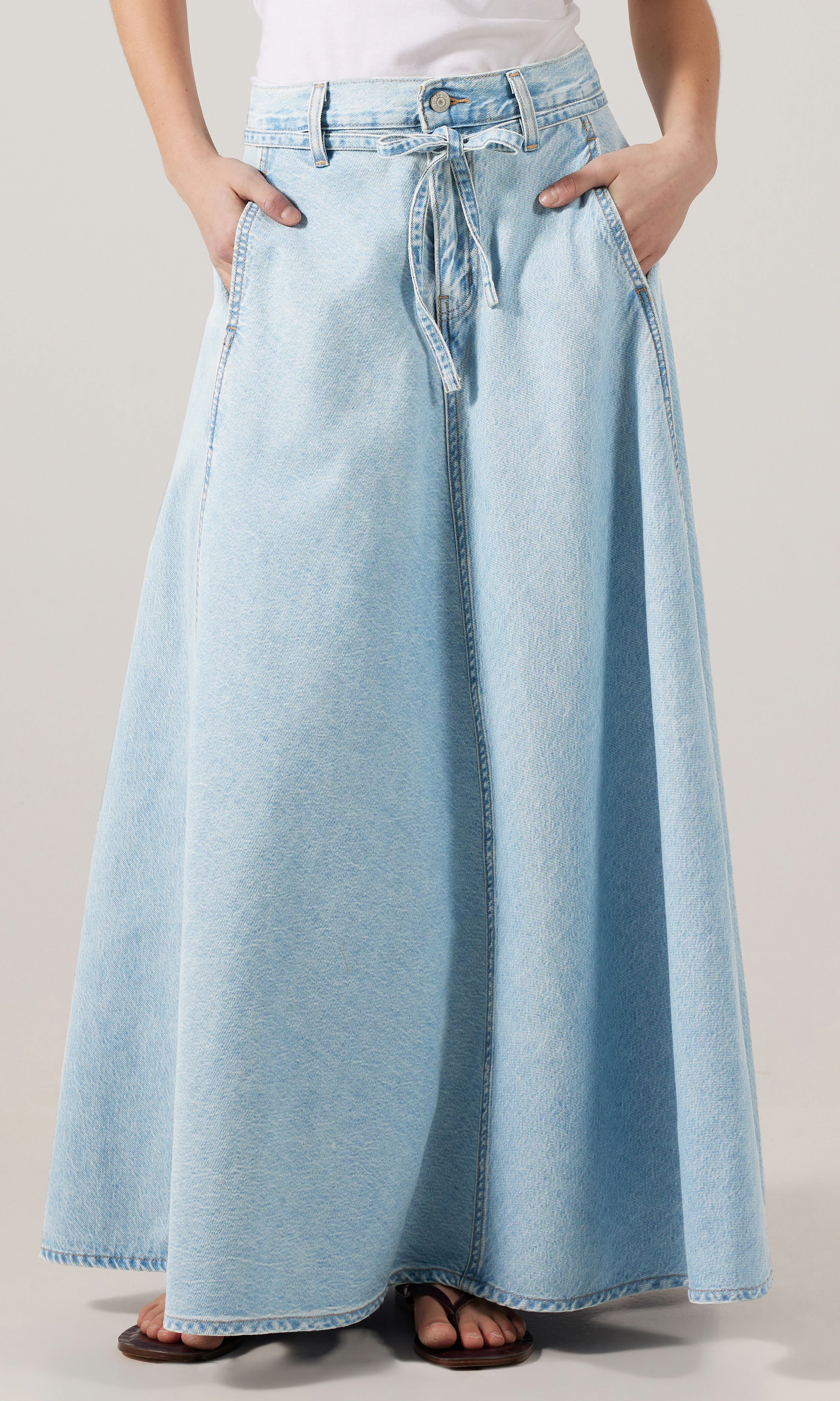 XL Denim Kjol. Front. Model.