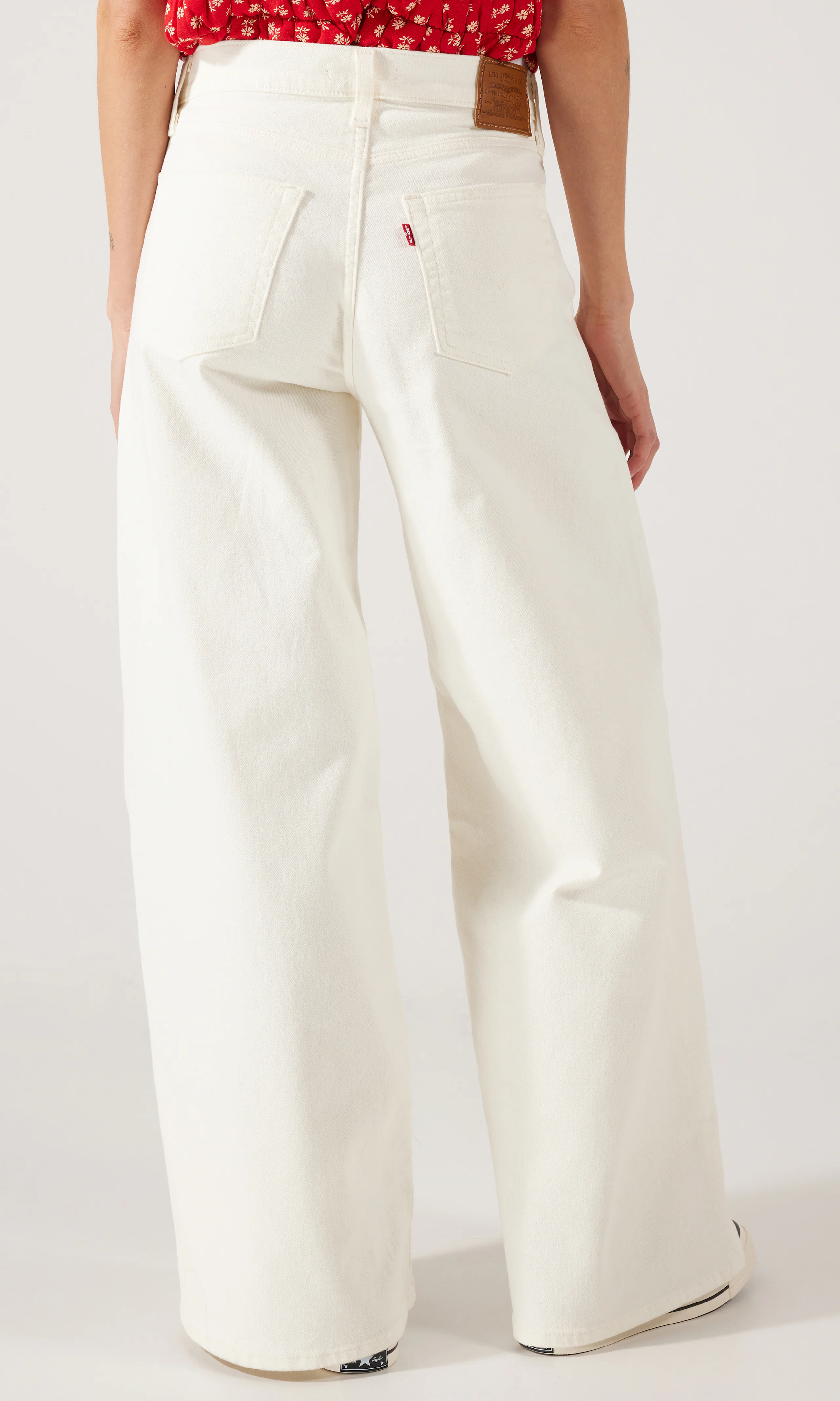 728™ High Rise Wide Leg Vit Jeans. Back. Model.