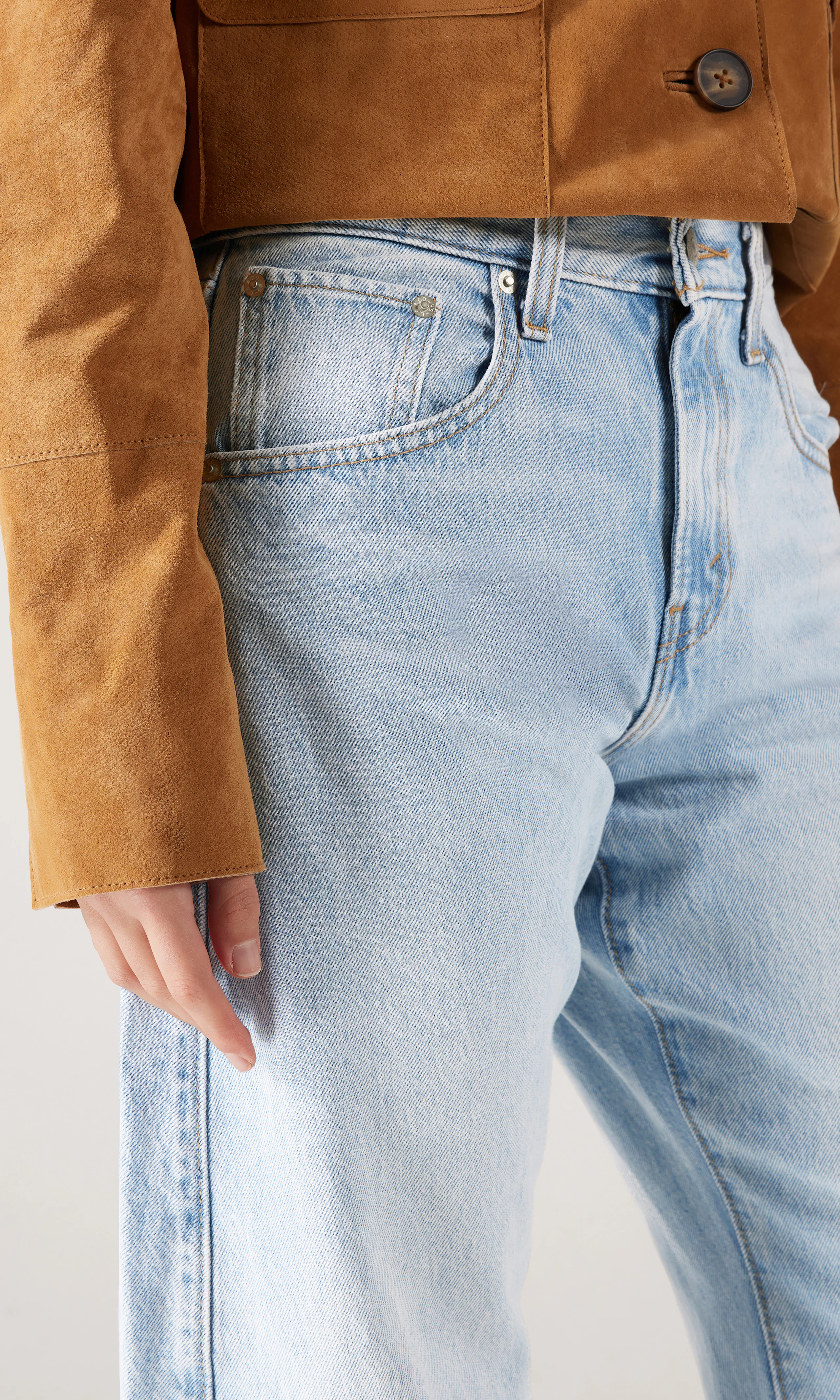 Cinch Barrel Lys Blå Jeans. Detail 2. Model.