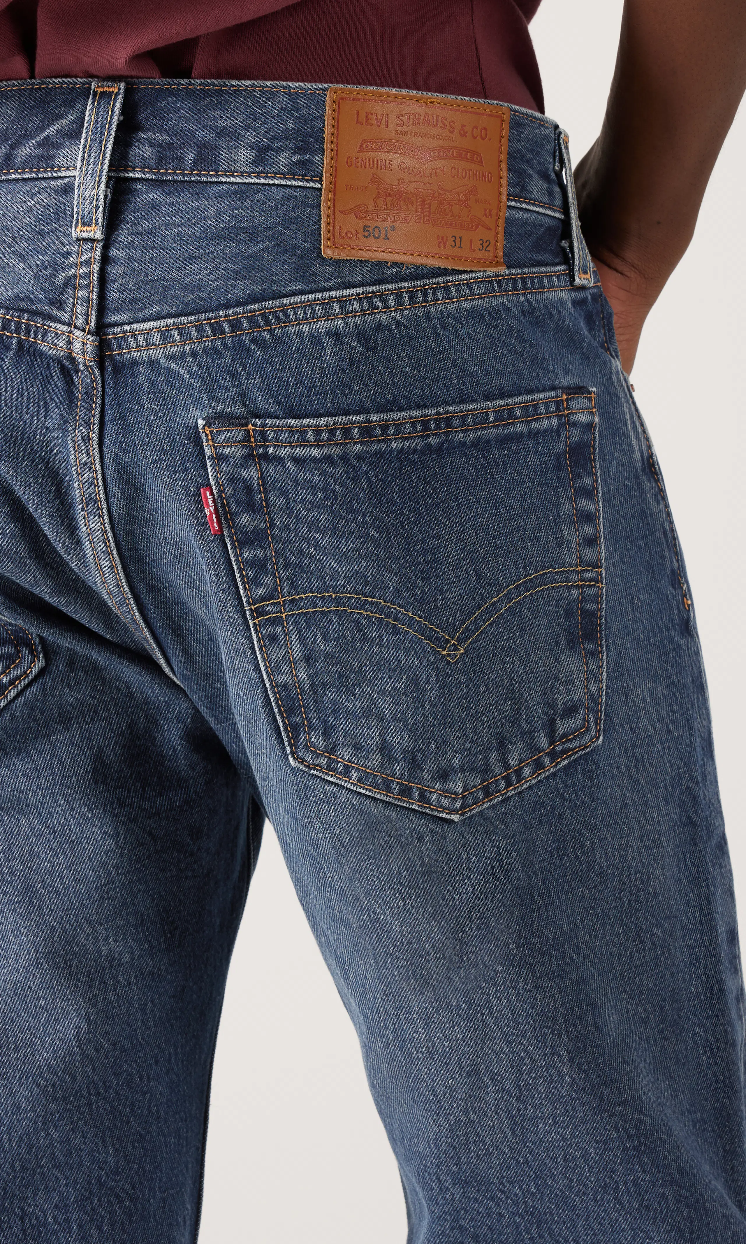 501® Original Tummansiniset Farkut. Detail 1. Model.