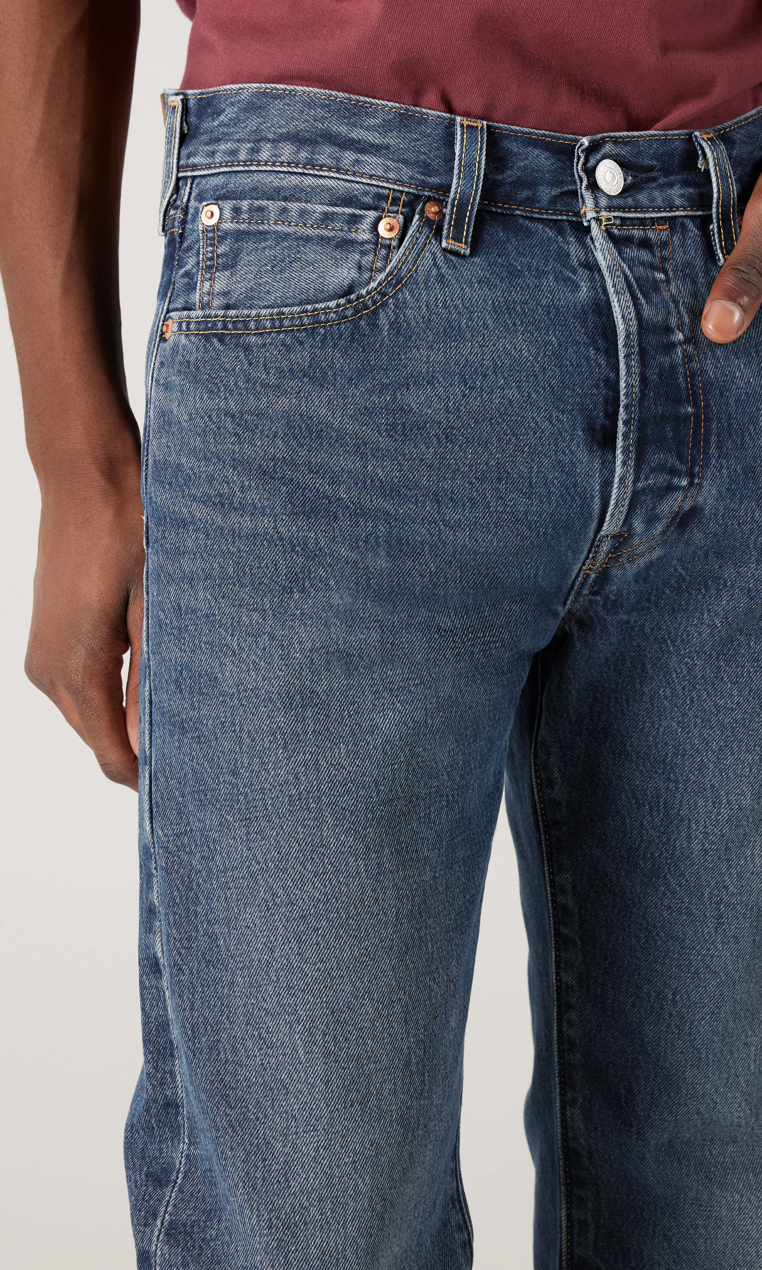 501® Original Mørk Blå Jeans. Detail 2. Model.
