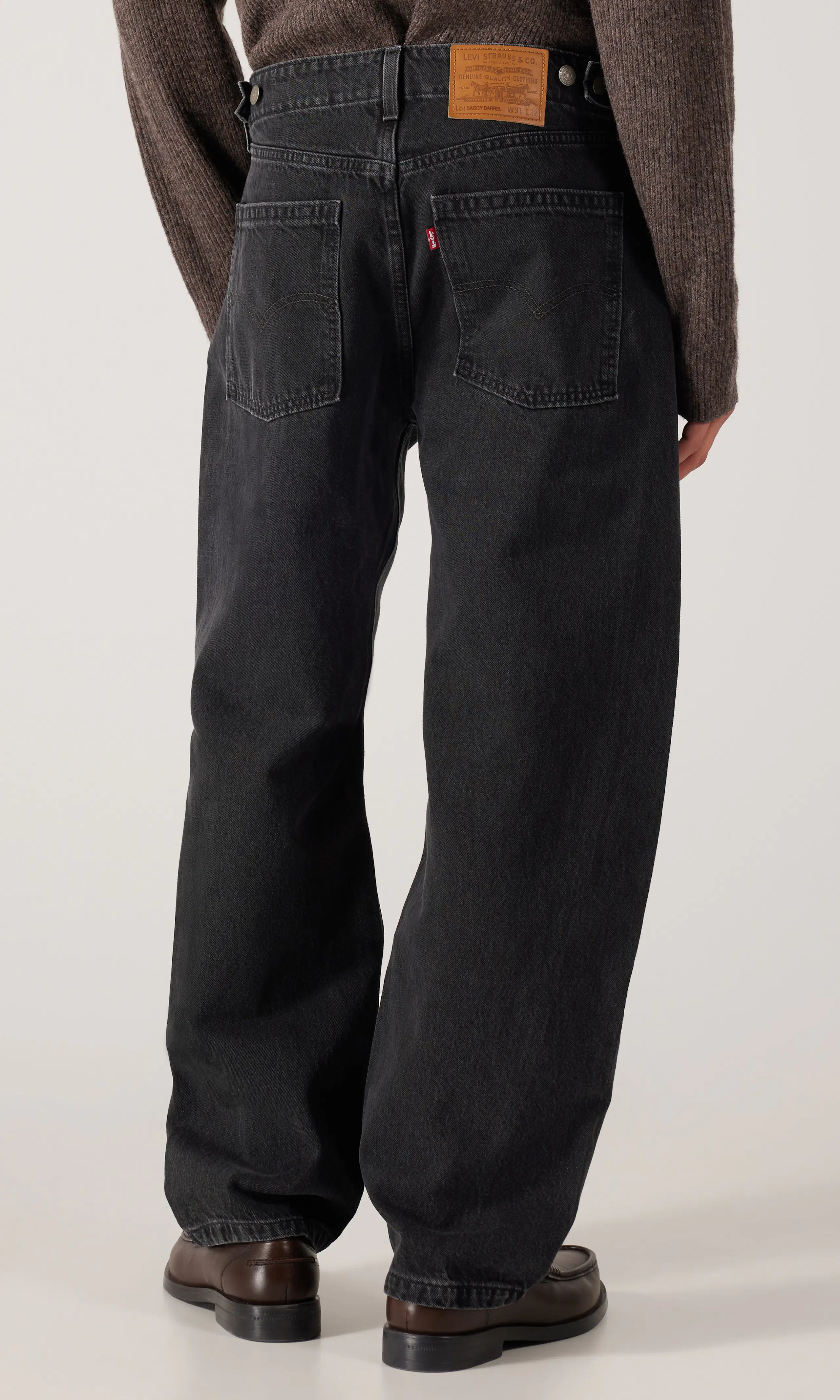 Baggy Barrel Mustat Farkut. Back. Model.