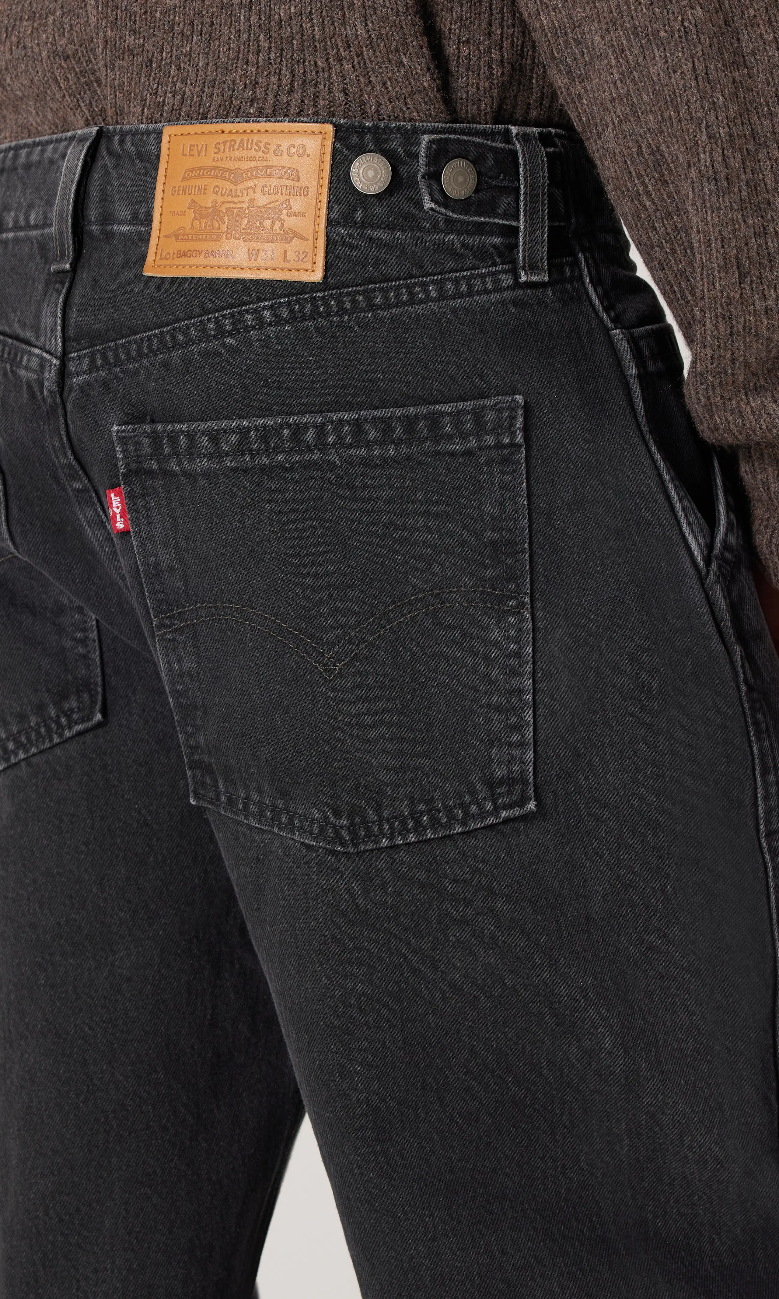 Baggy Barrel Mustat Farkut. Detail 1. Model.