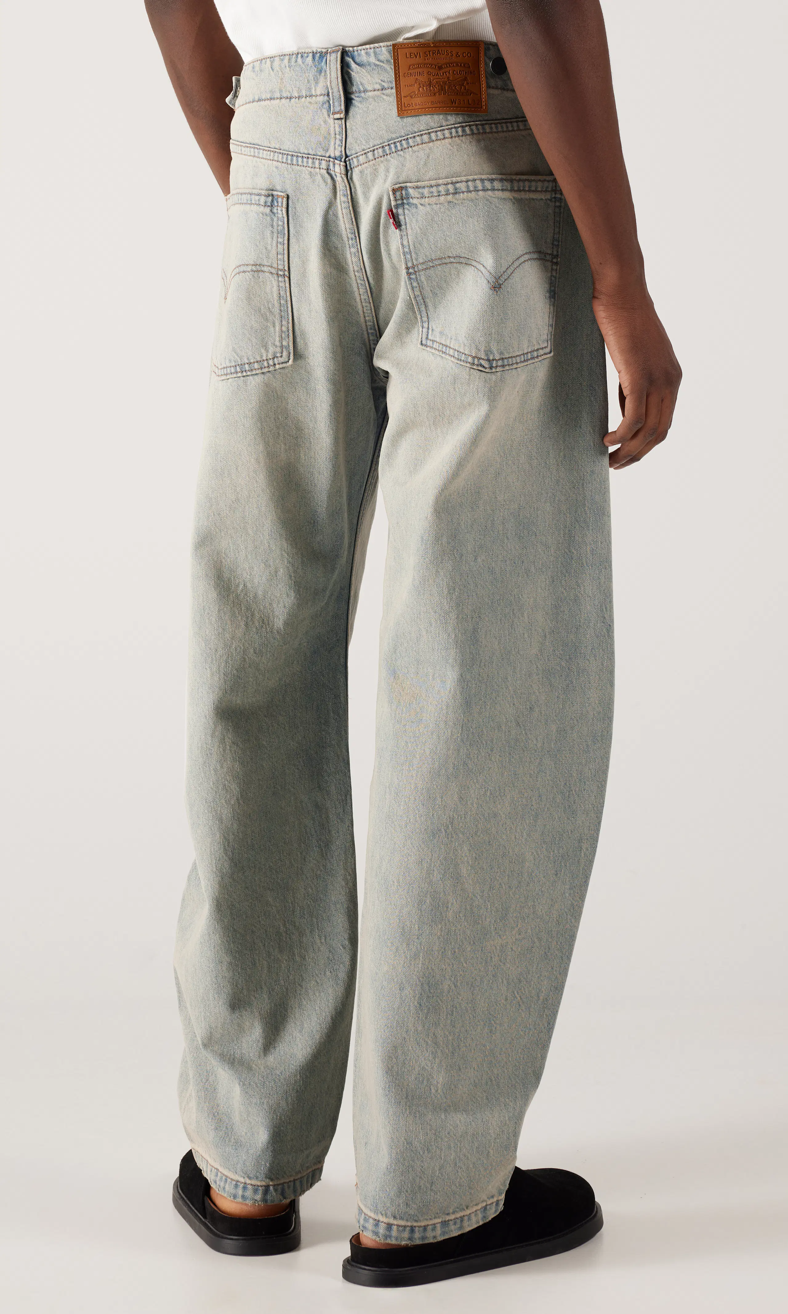 Baggy Barrel Vaaleansiniset Farkut. Back. Model.