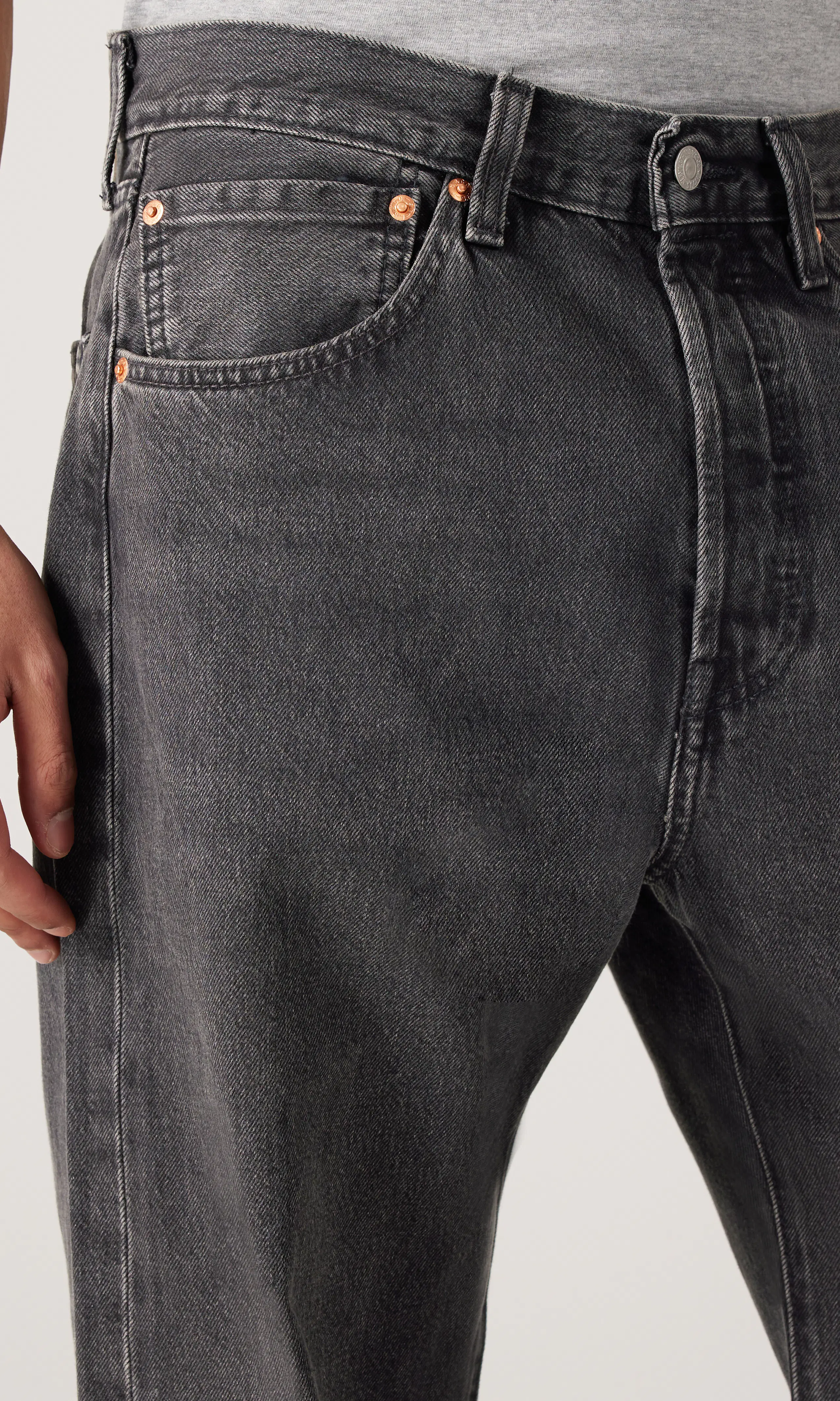 501® Loose Mörkgrå Jeans. Detail 2. Model.