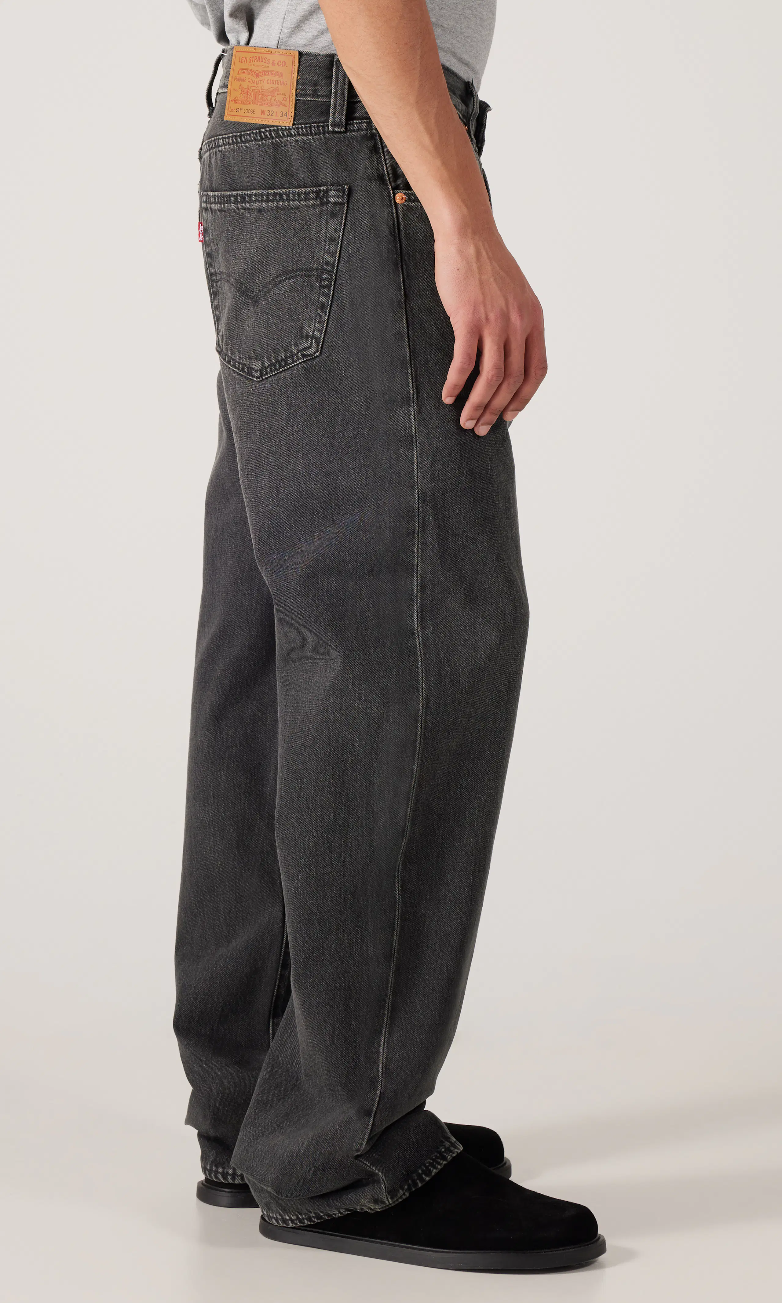 501® Loose Mörkgrå Jeans. Front 2. Model.