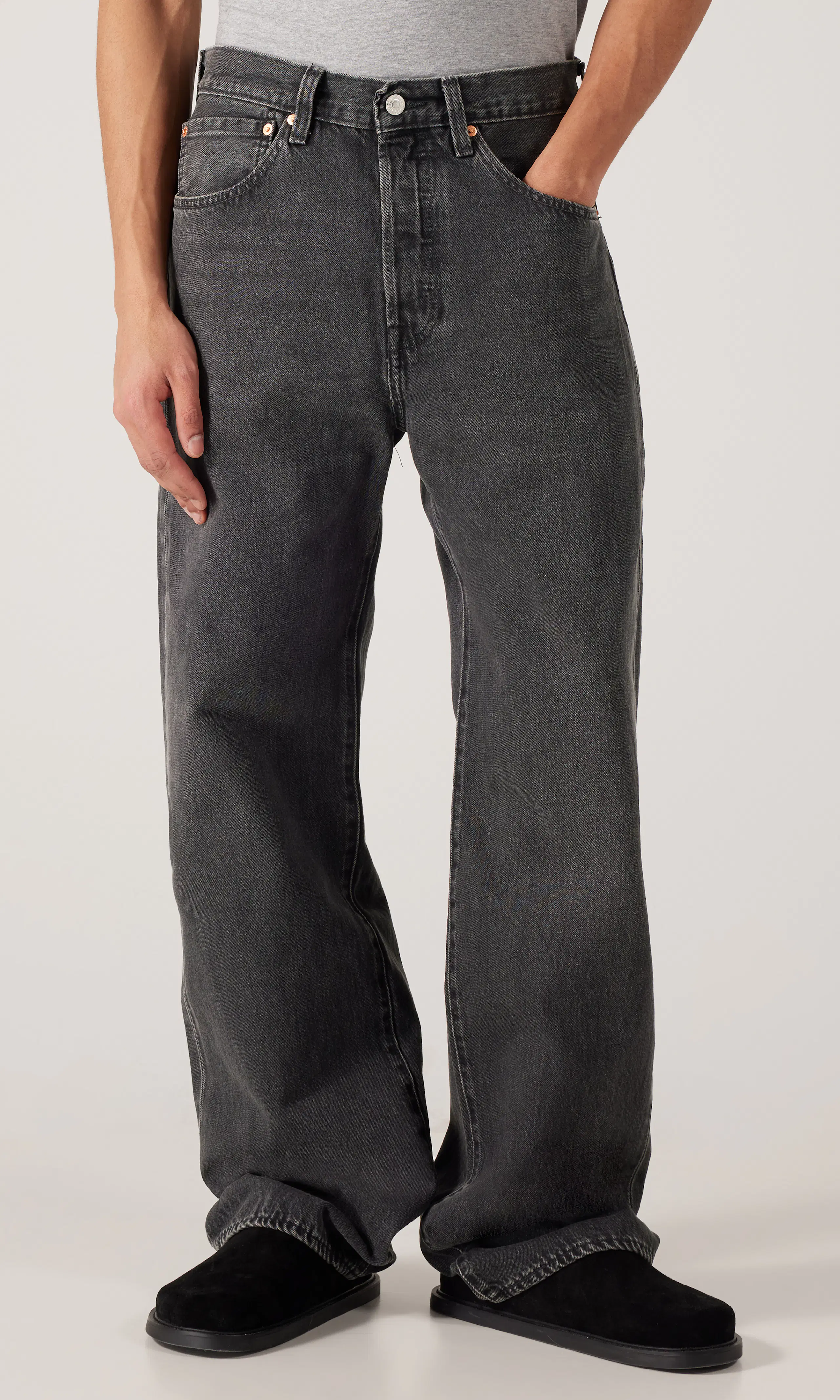 501® Loose Mörkgrå Jeans. Front. Model.