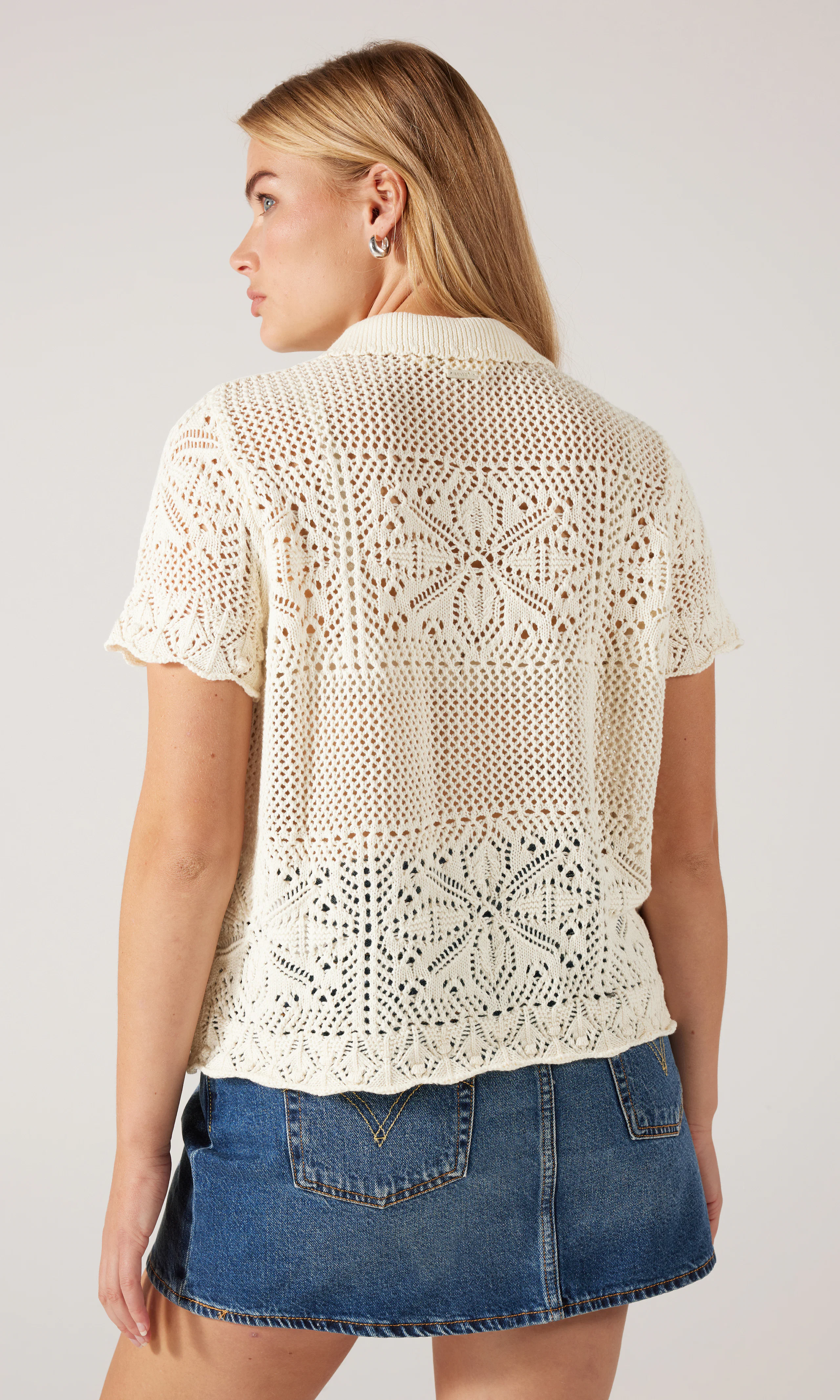 Susanna Floral Crochet skjorte. Back. Model.