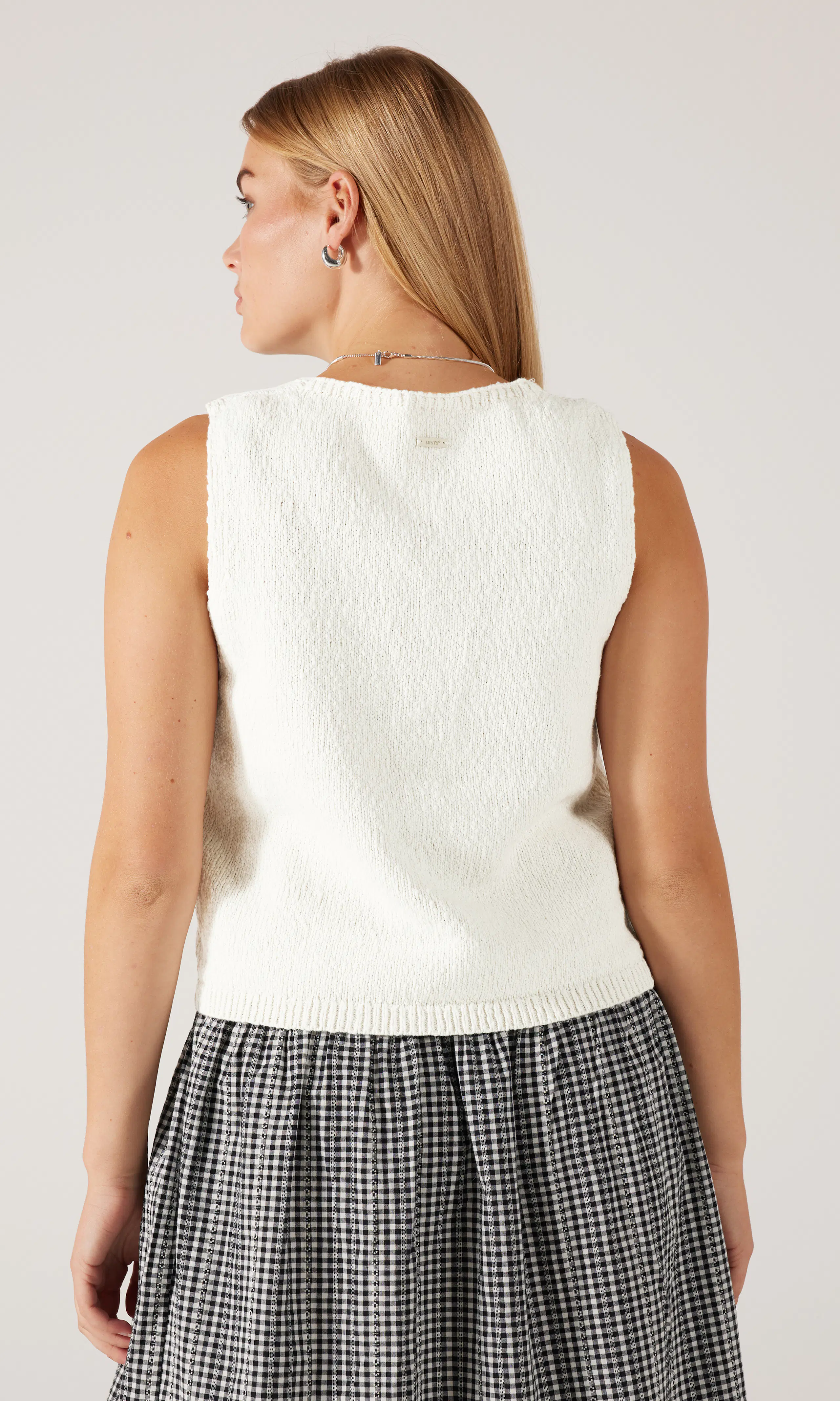 Helen Mini Boucle Väst. Back. Model.