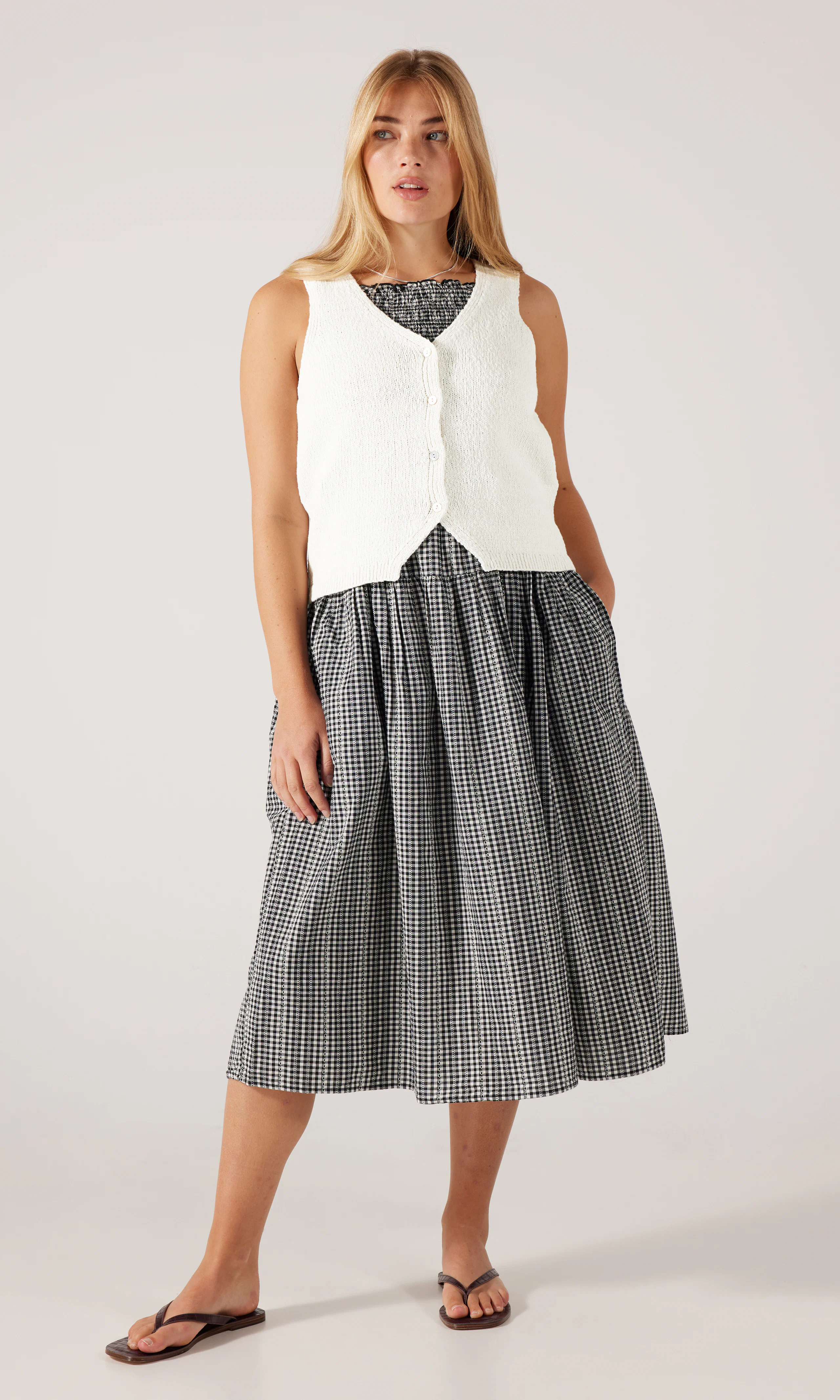 Helen Mini Boucle Väst. Front 1. Model.