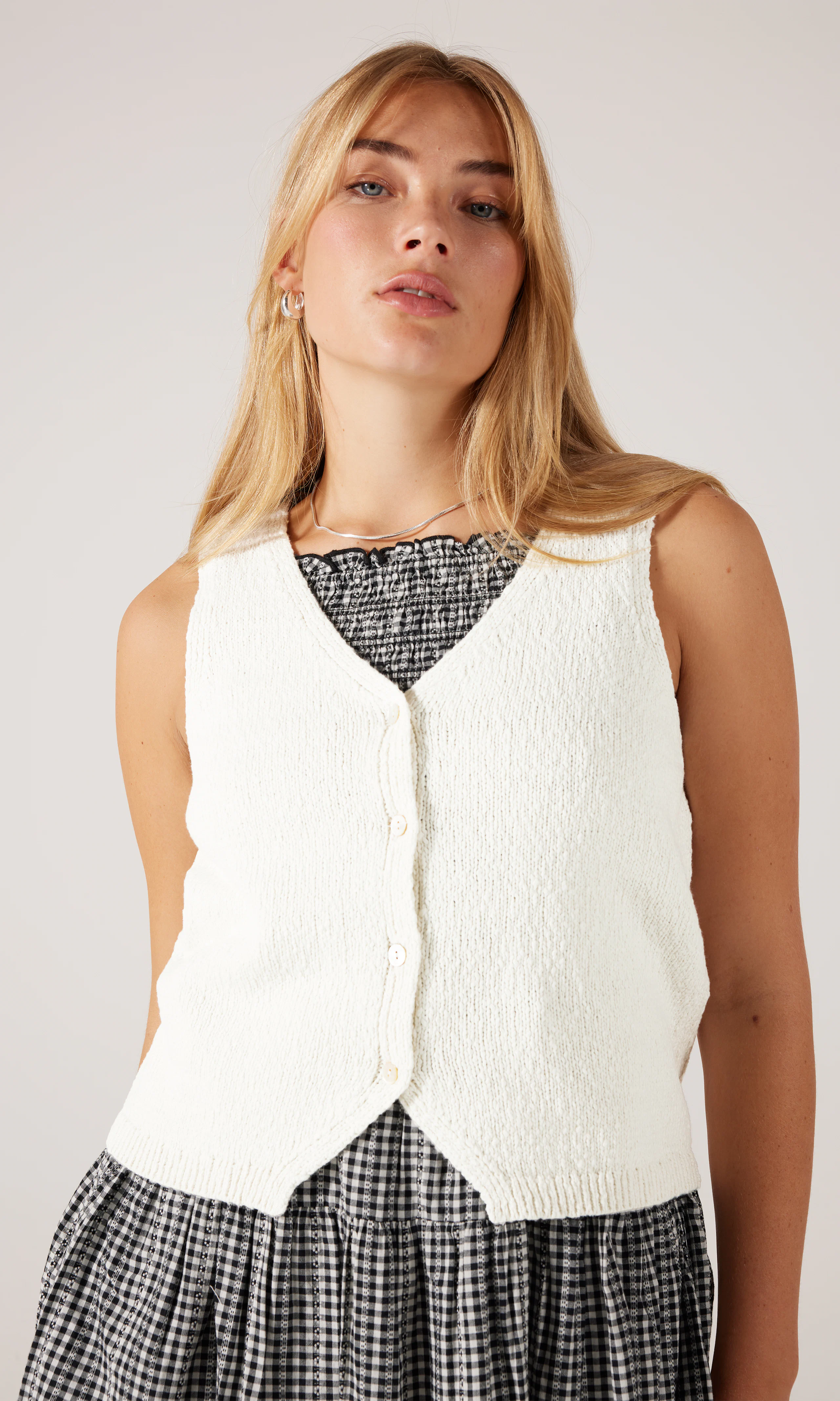Helen Mini Boucle Väst. Front. Model.