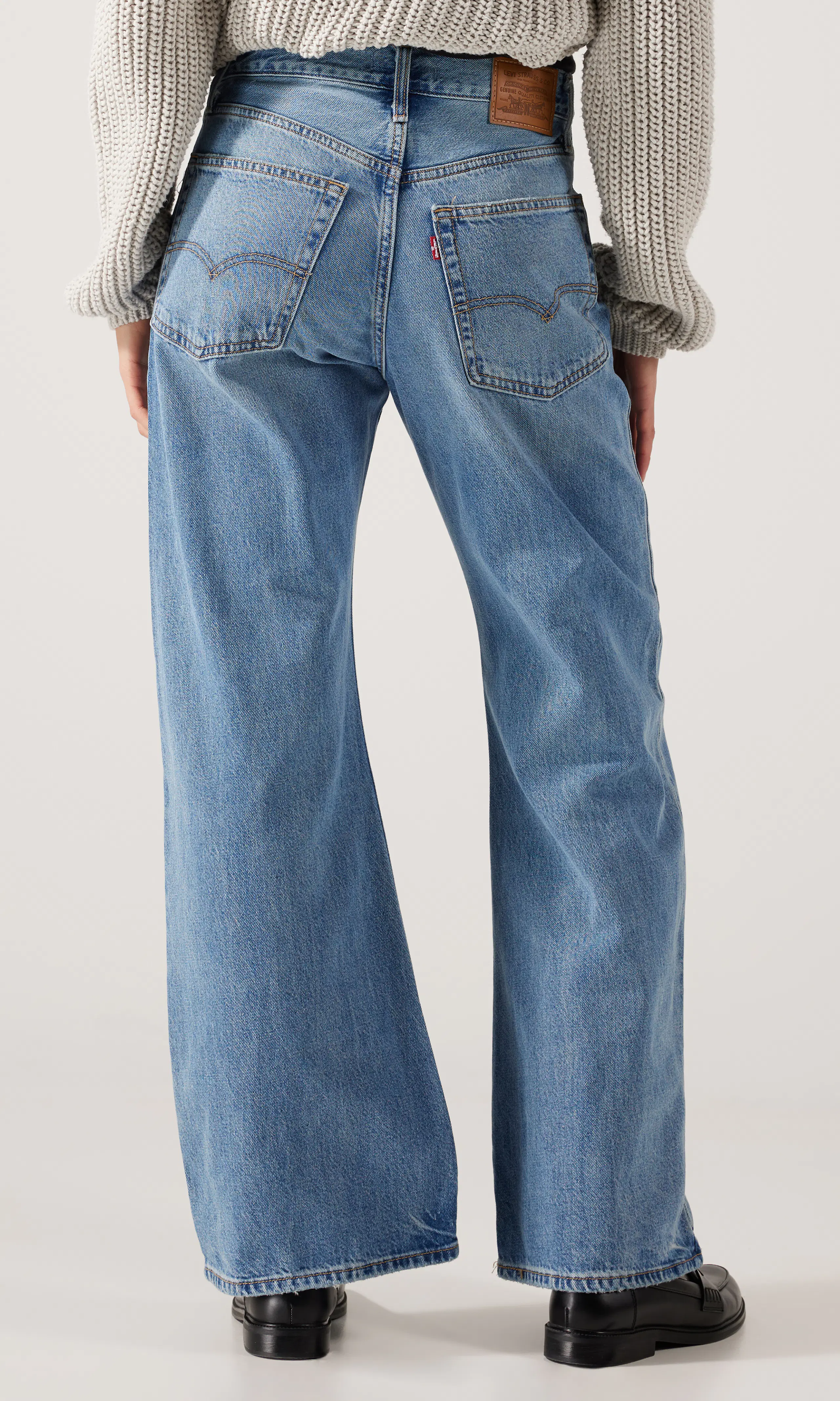 Loose Boot Lys Blå Jeans. Back. Model.