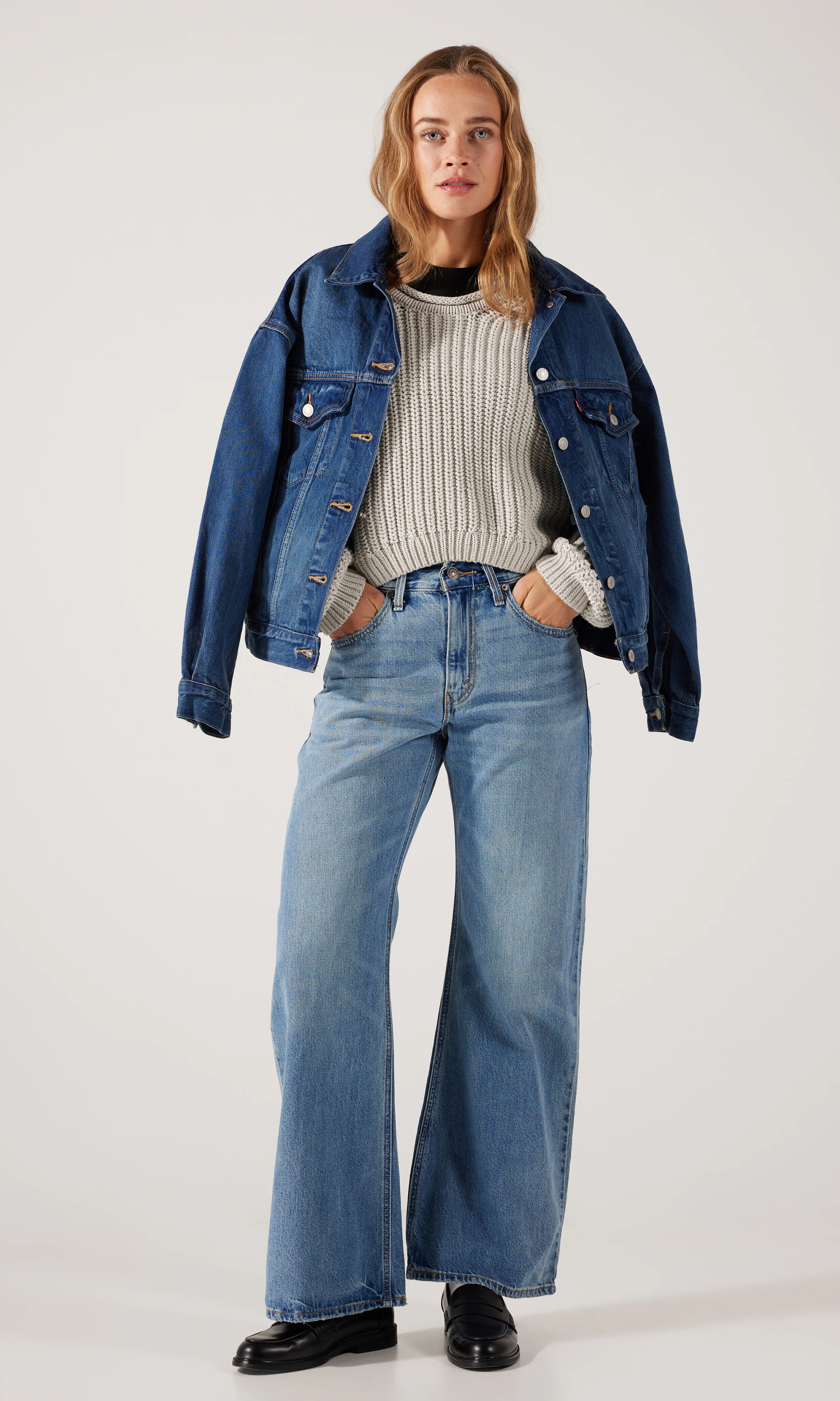 Loose Boot Lys Blå Jeans. Front. Model.