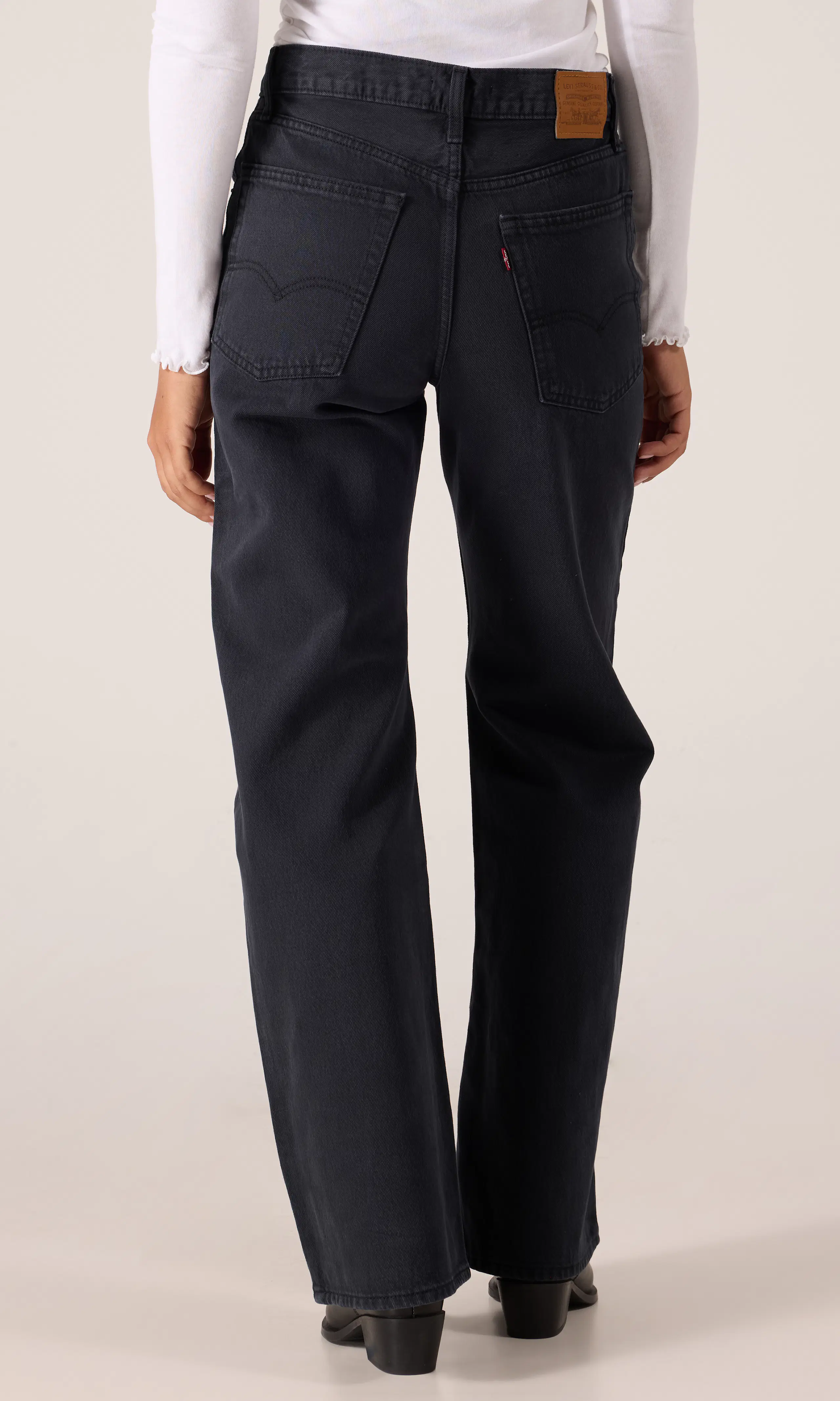 Loose Boot Svart Jeans. Back. Model.