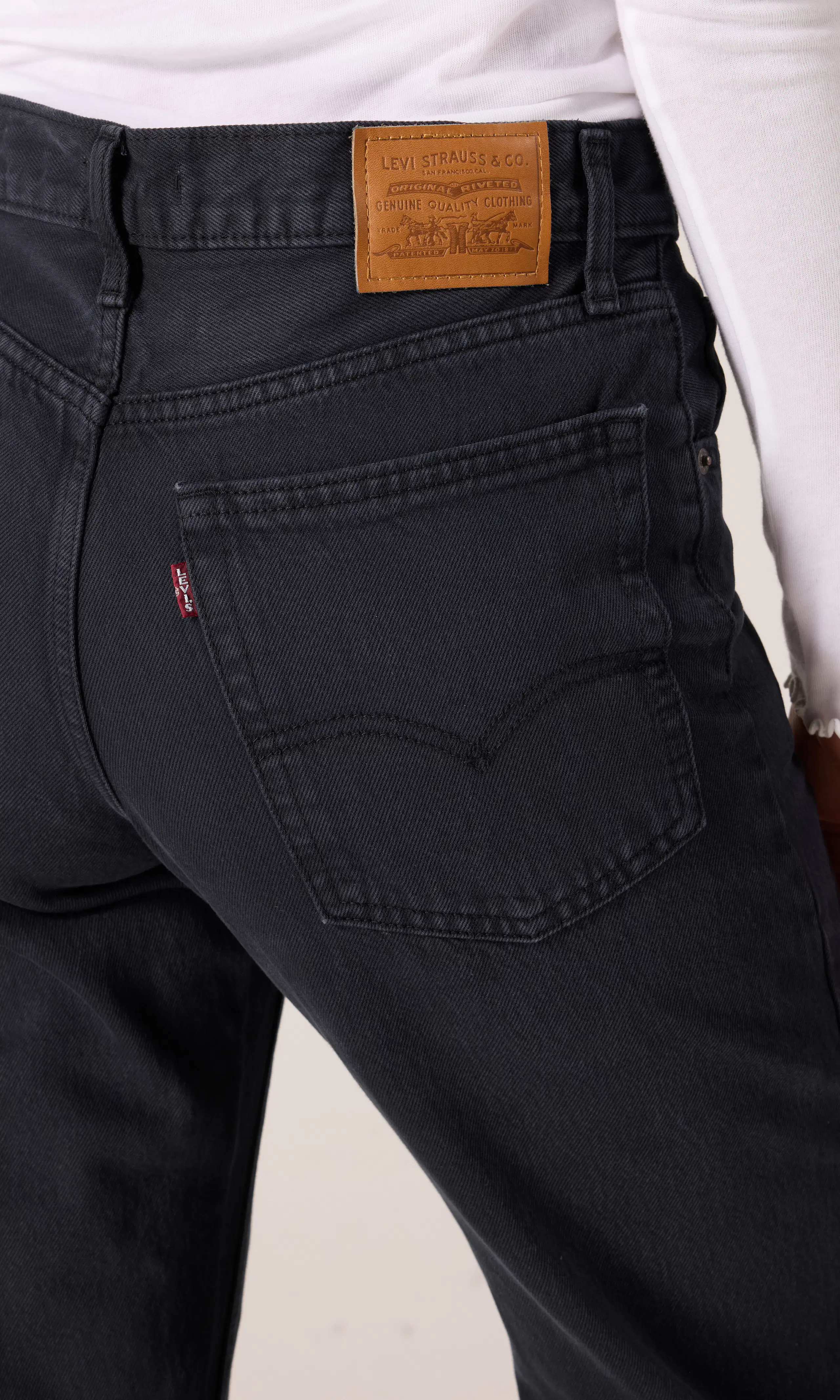 Loose Boot Svart Jeans. Detail 1. Model.