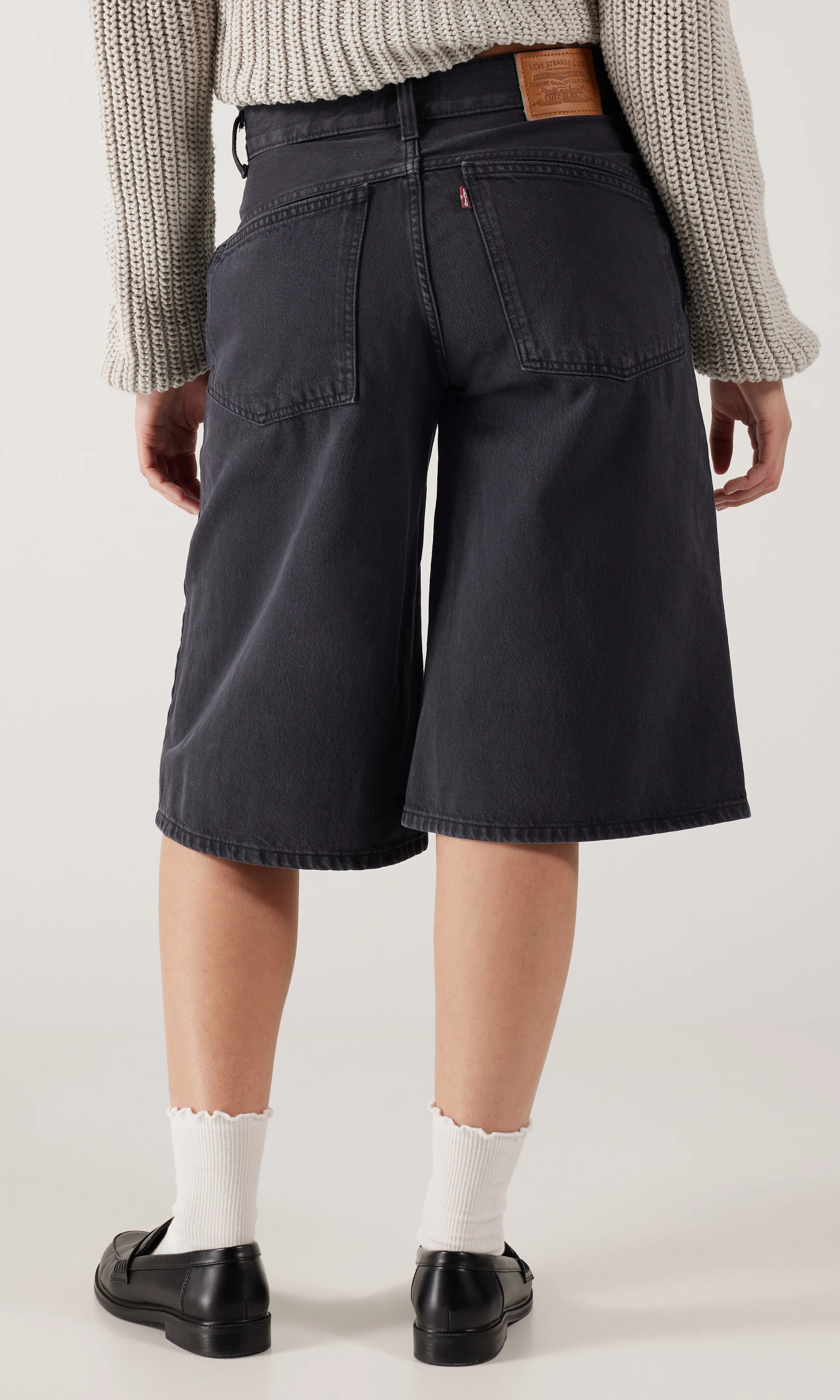 Super Baggy Jort Svart Shorts. Back. Model.