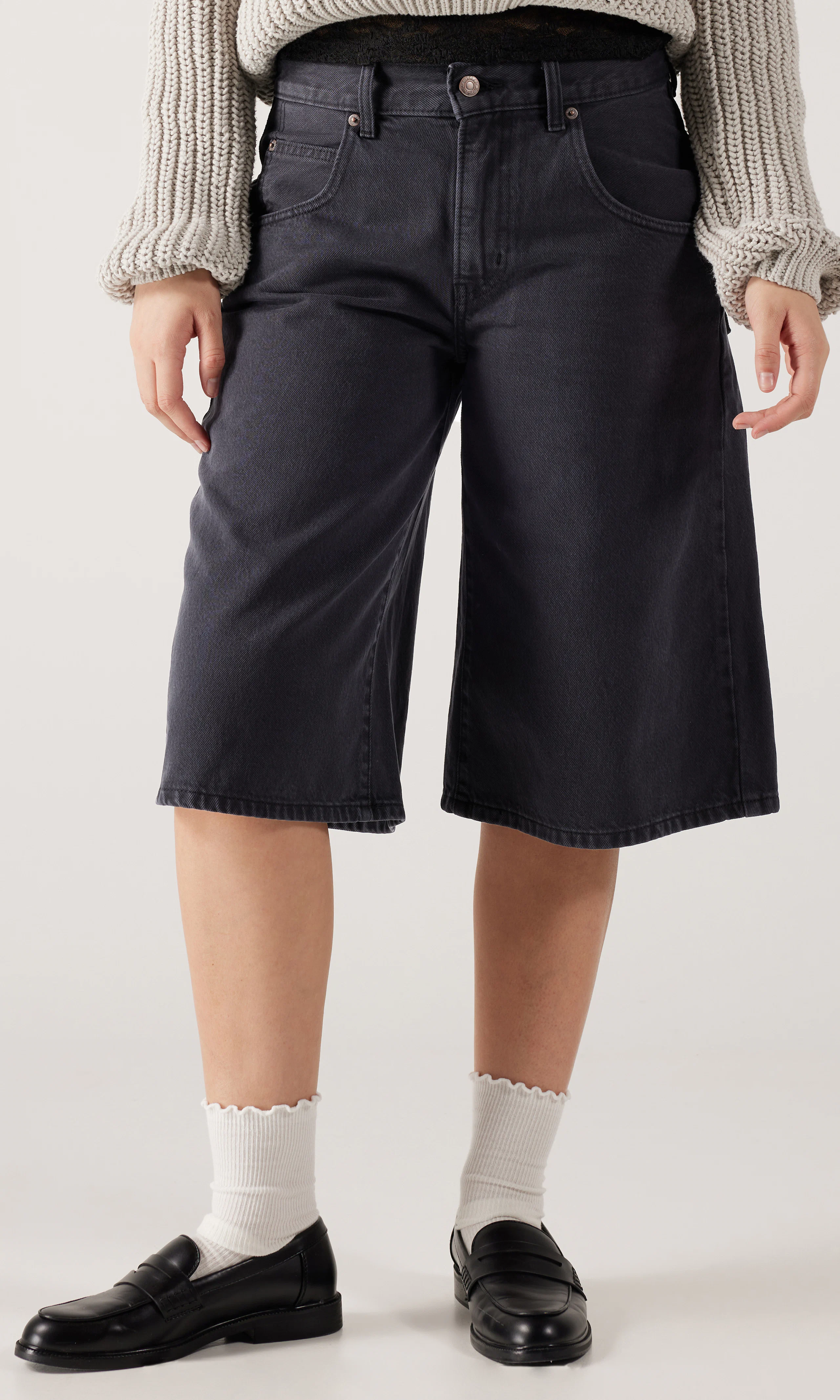 Super Baggy Jort Svart Shorts. Front. Model.