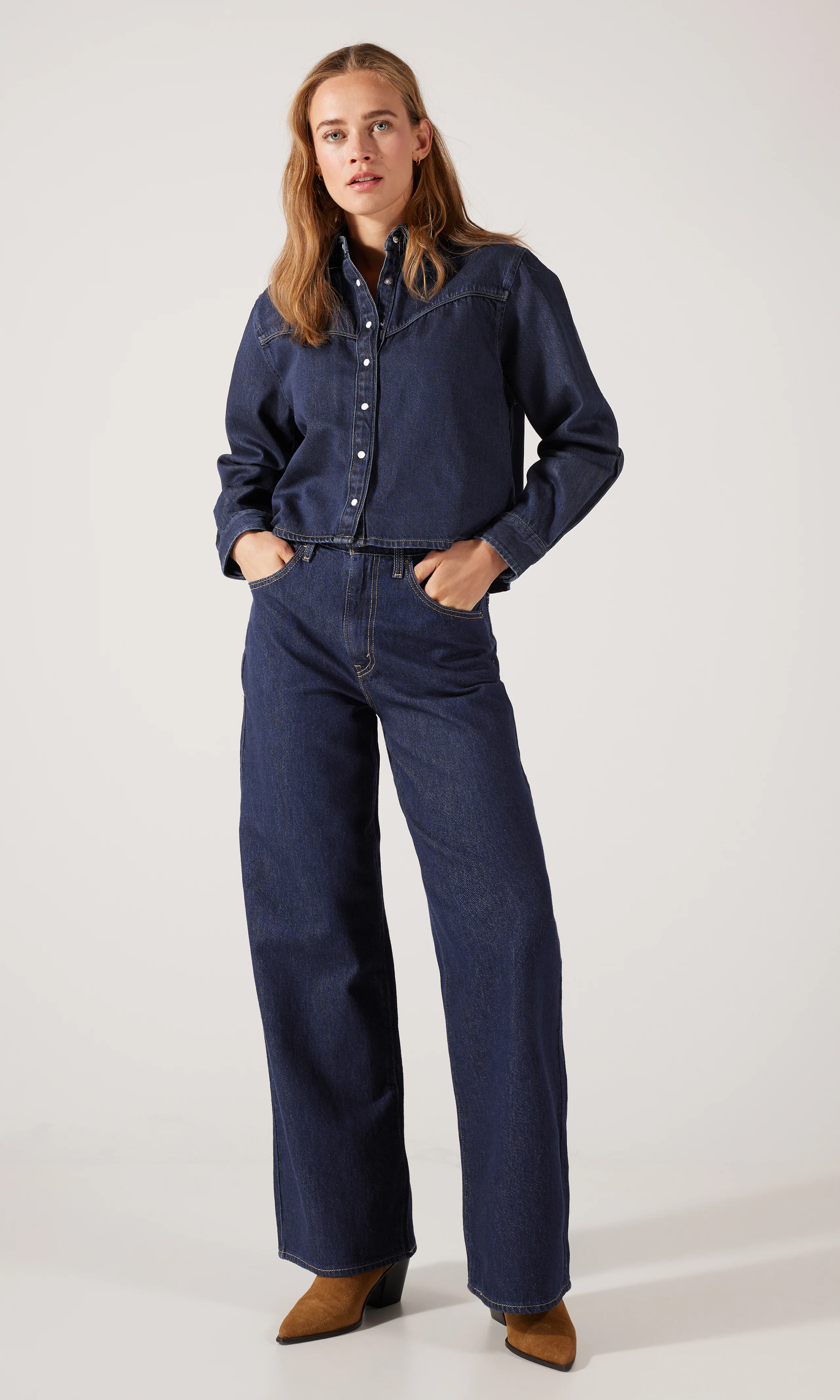 Logan Mørk Blå Shacket. Front 1. Model.