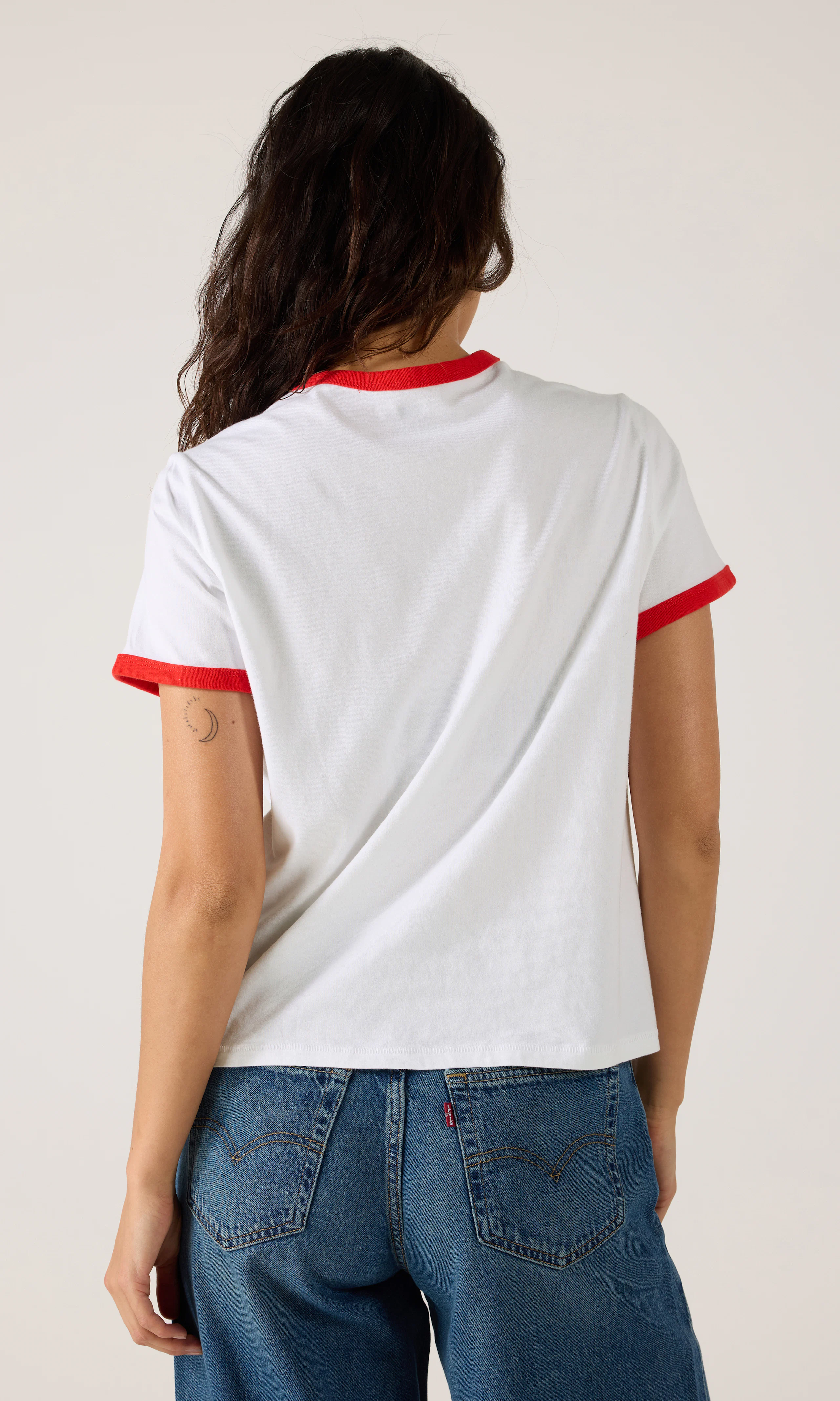 Graphic Favorite Ringer T-Skjorte. Back. Model.