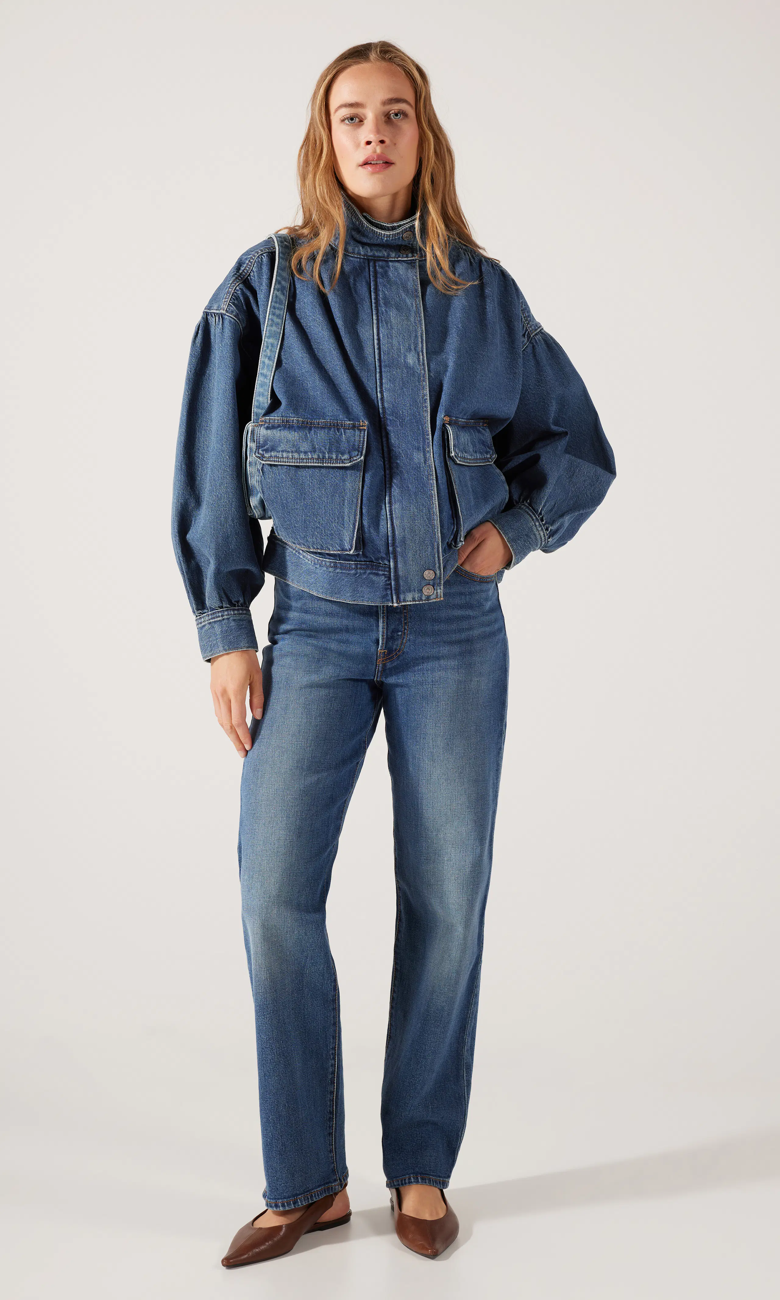 Blouson Trucker Medium Blå Jakke. Front 1. Model.