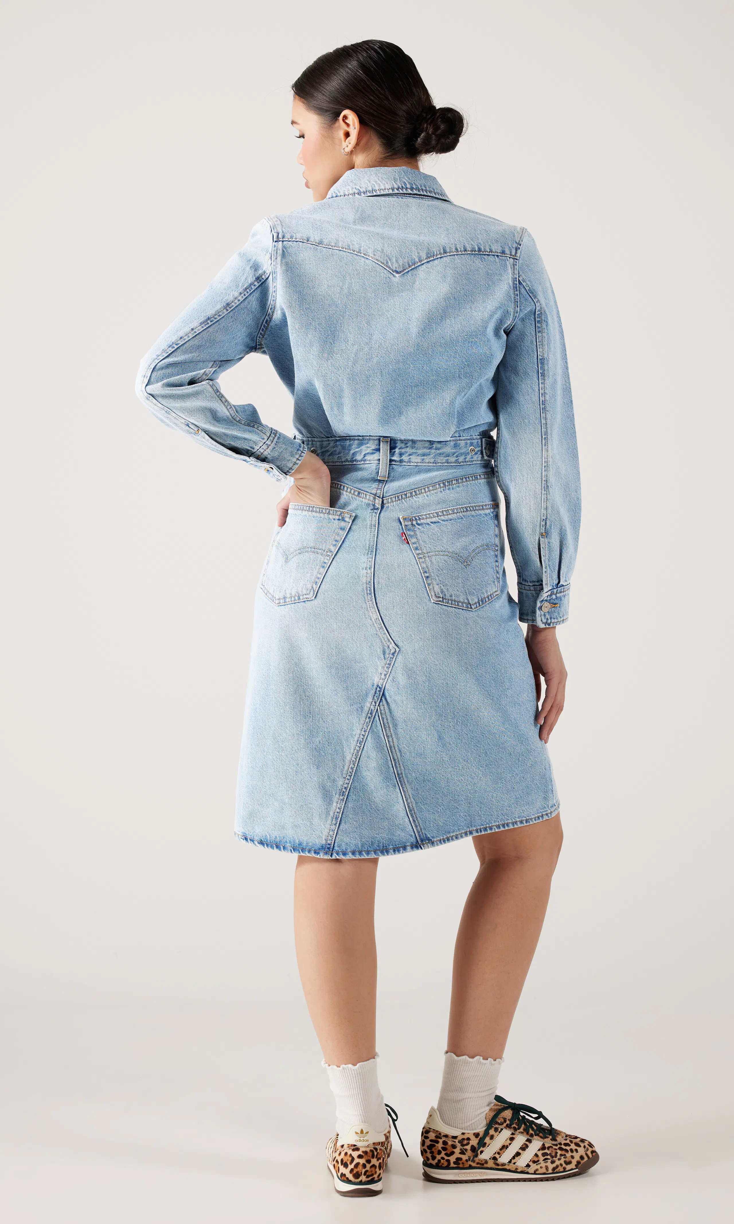 A Line Western Kjole. Back. Model.