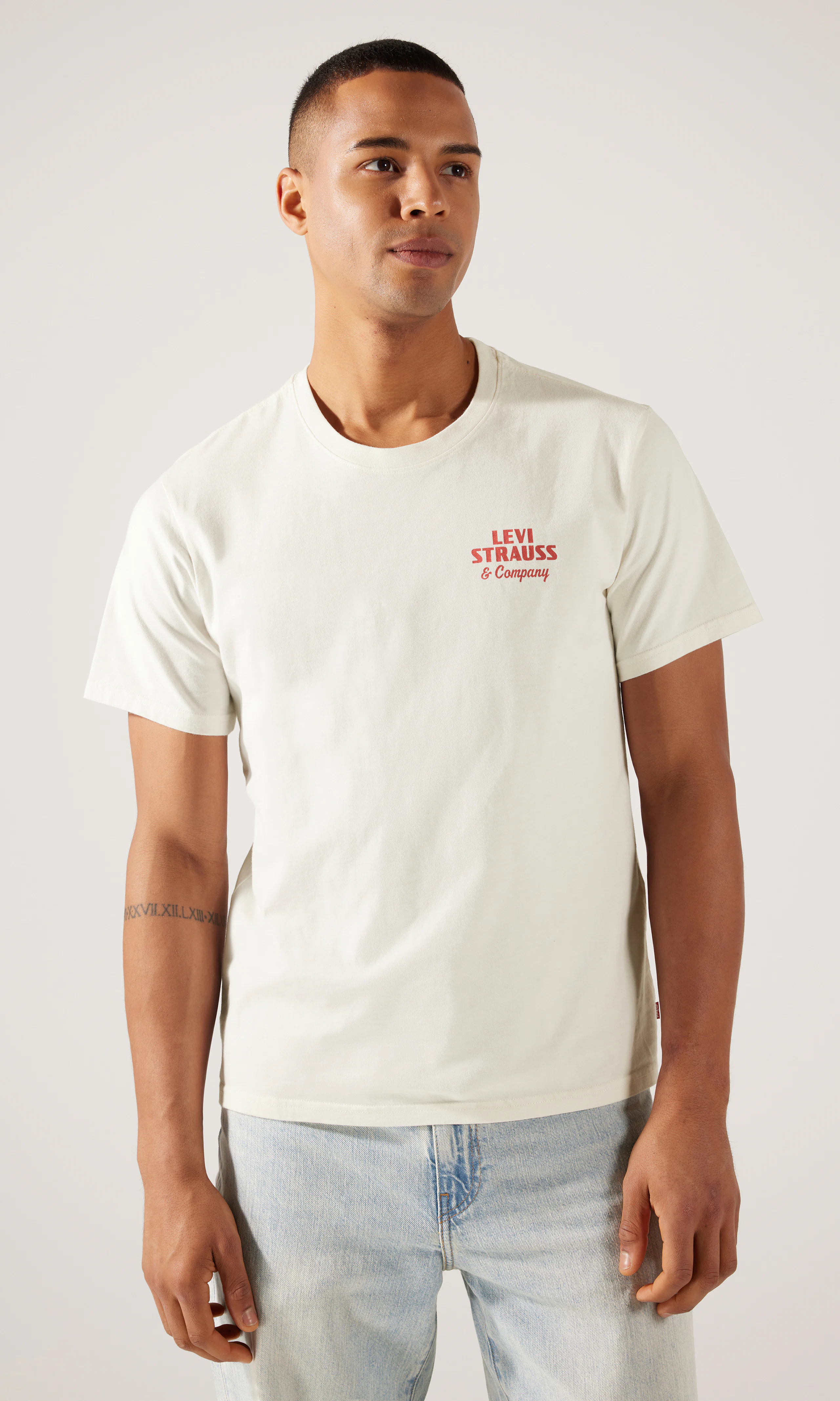 Relaxed Fit Tee Hvit T-Skjorte. Front 2. Model.