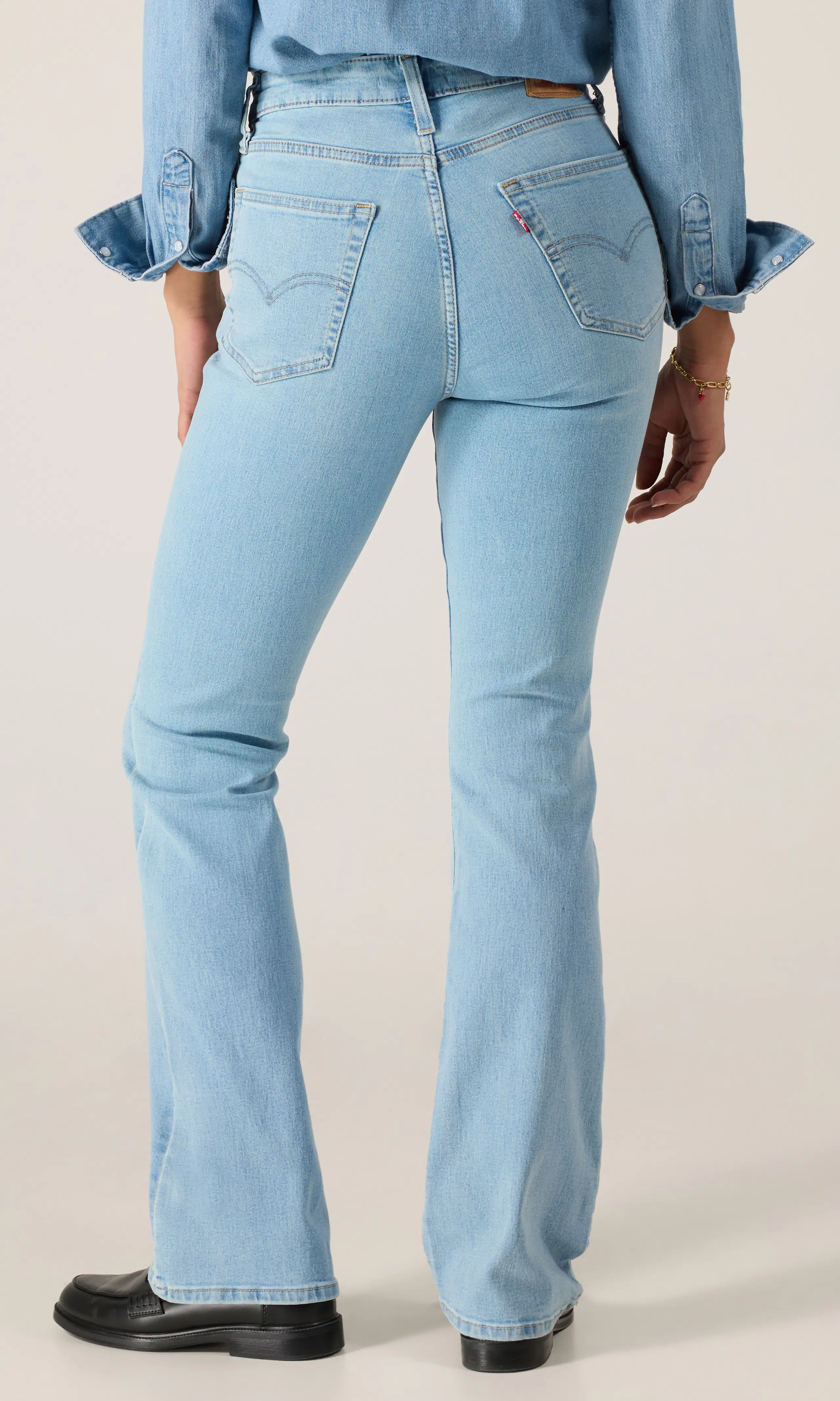 725™ High Rise Bootcut Ljusblå Jeans. Back. Model.