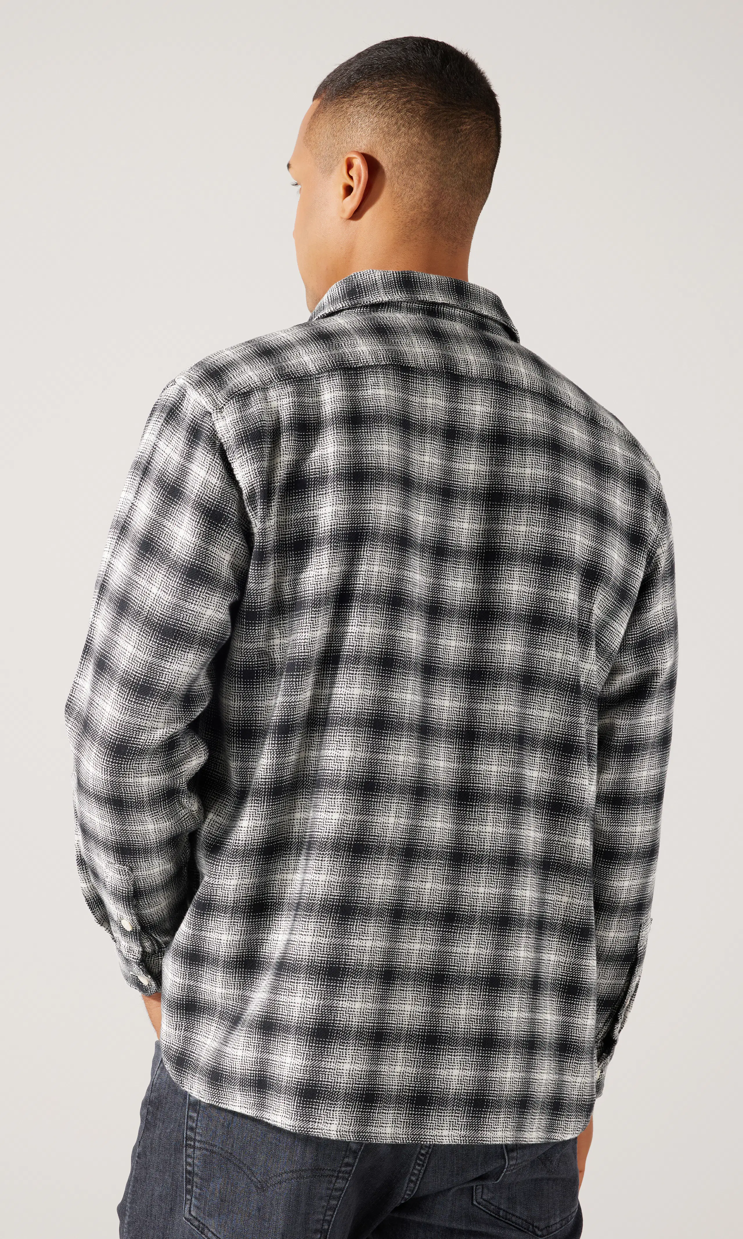 Jackson Worker Svart Rutete Skjorte. Back. Model.