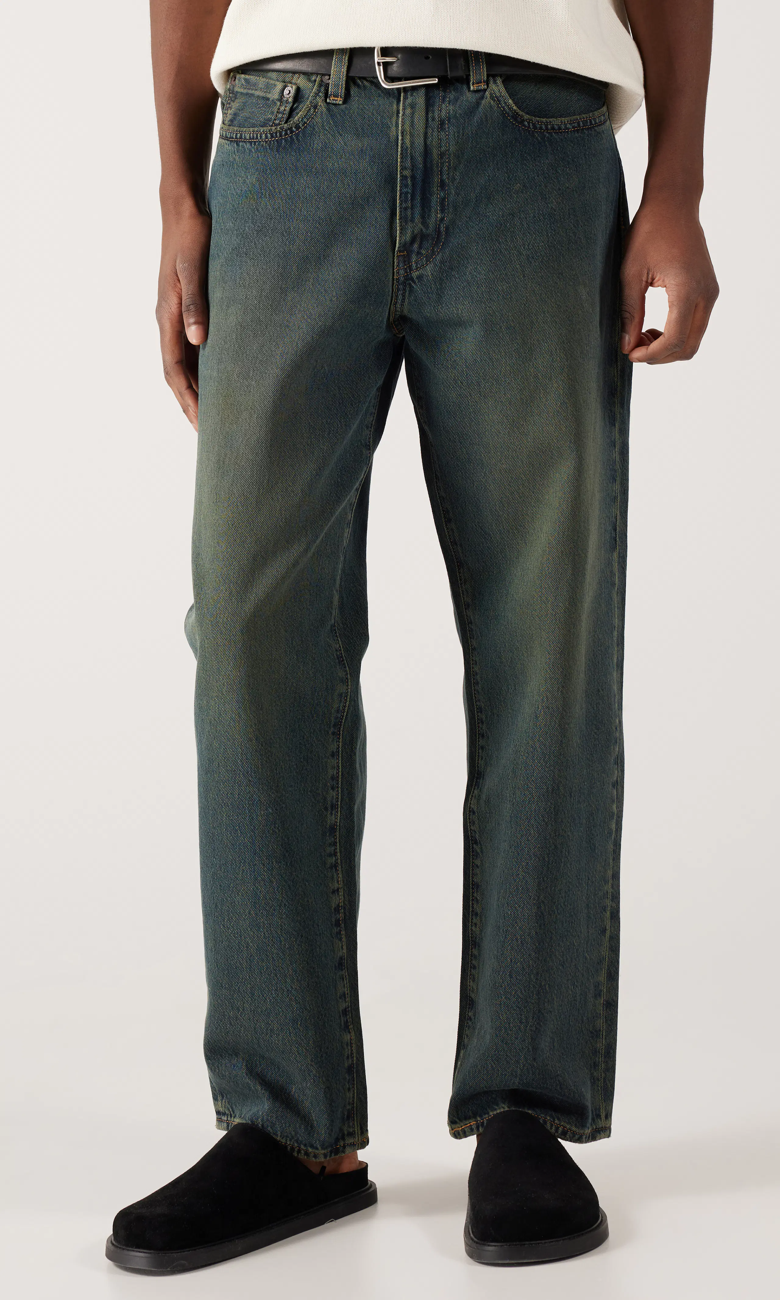 568™ Loose Straight Mørk blå Jeans. Front. Model.