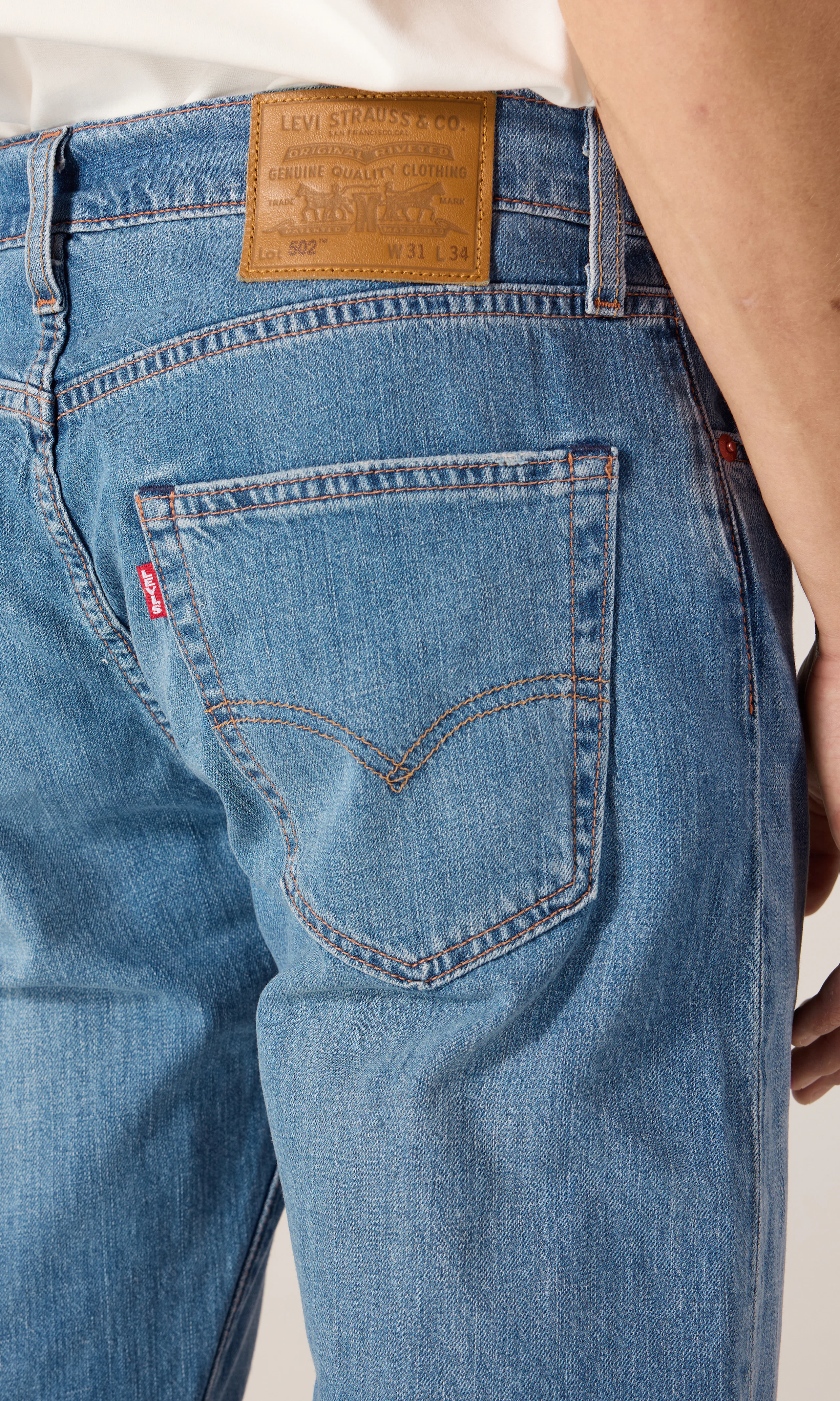 502™ Tapered Lightweight Lys Blå Jeans. Detail 1. Model.