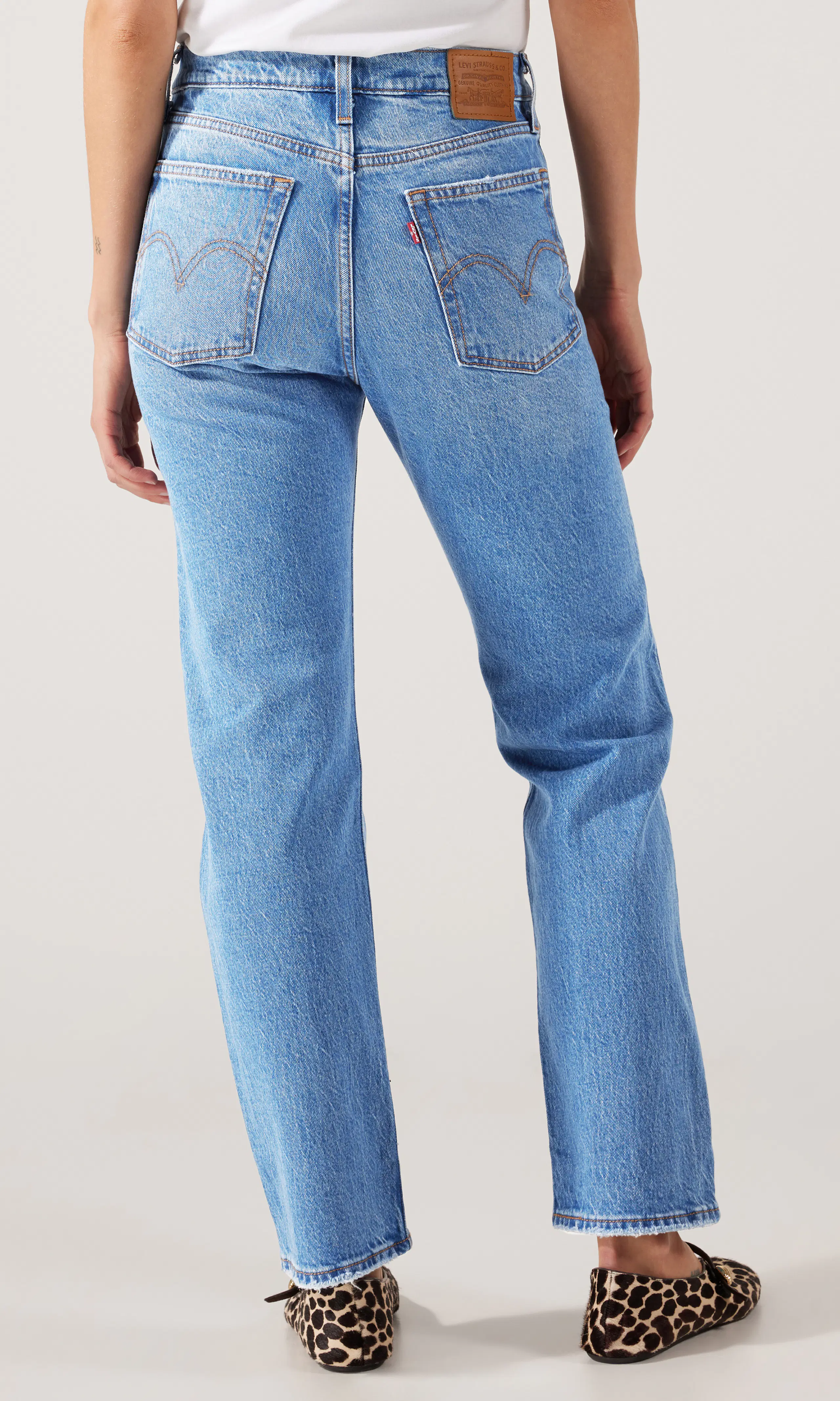 Wedgie Straight Ljusblå Jeans. Back. Model.