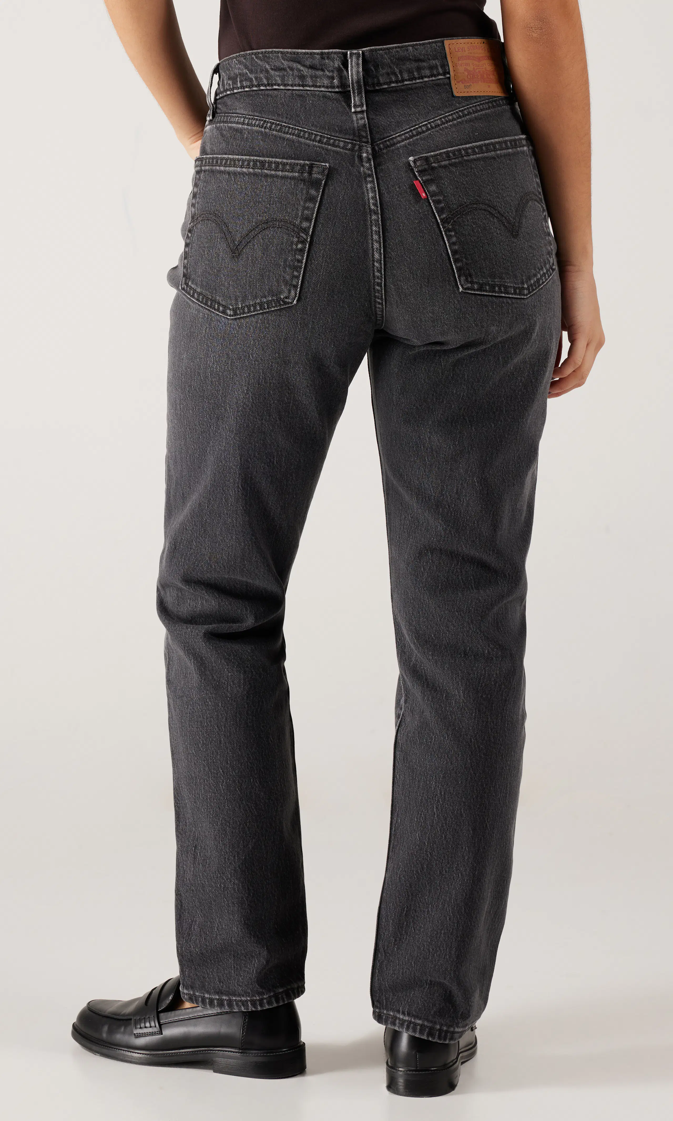 501® Crop Svart Jeans. Back. Model.