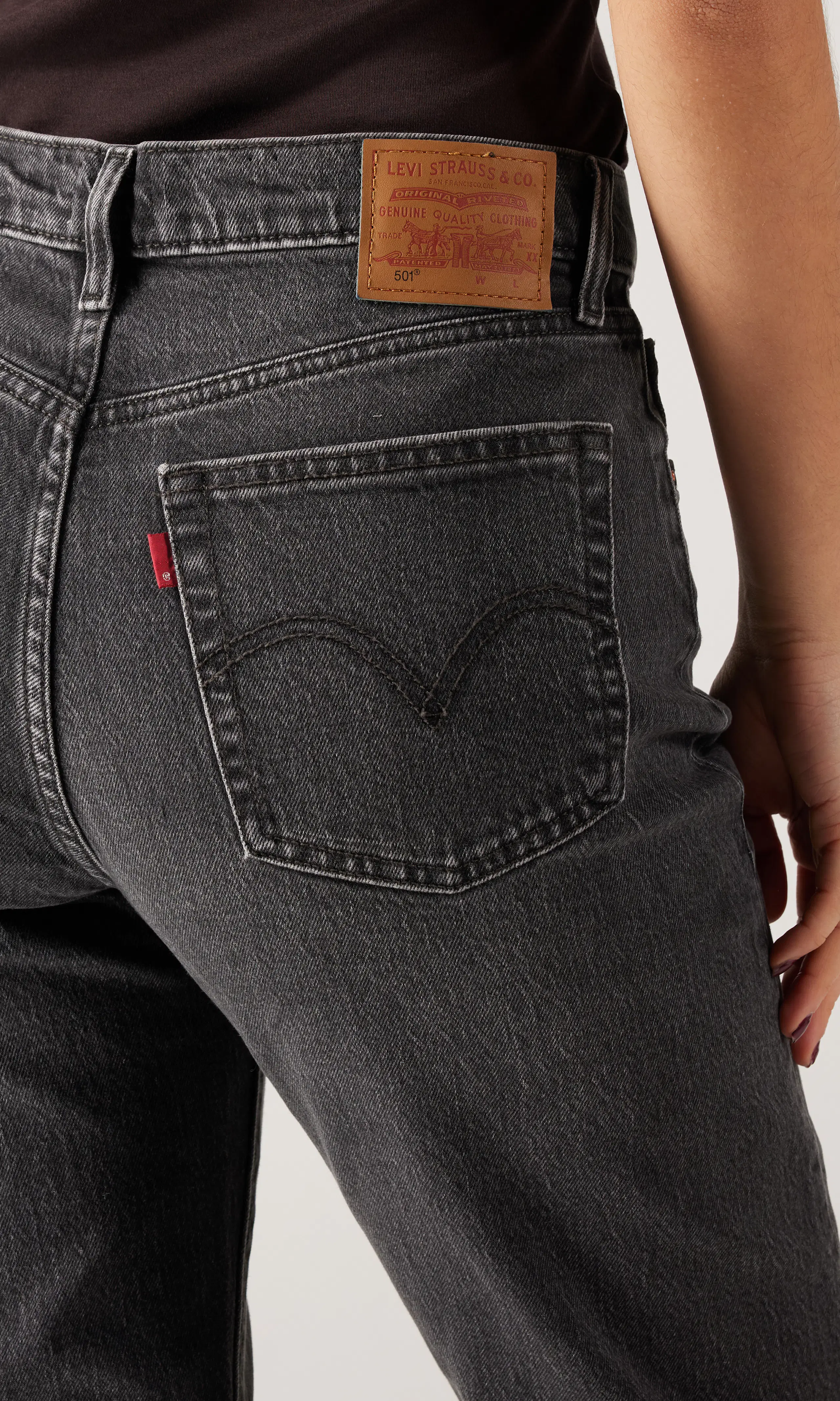 501® Crop Svart Jeans. Detail 1. Model.
