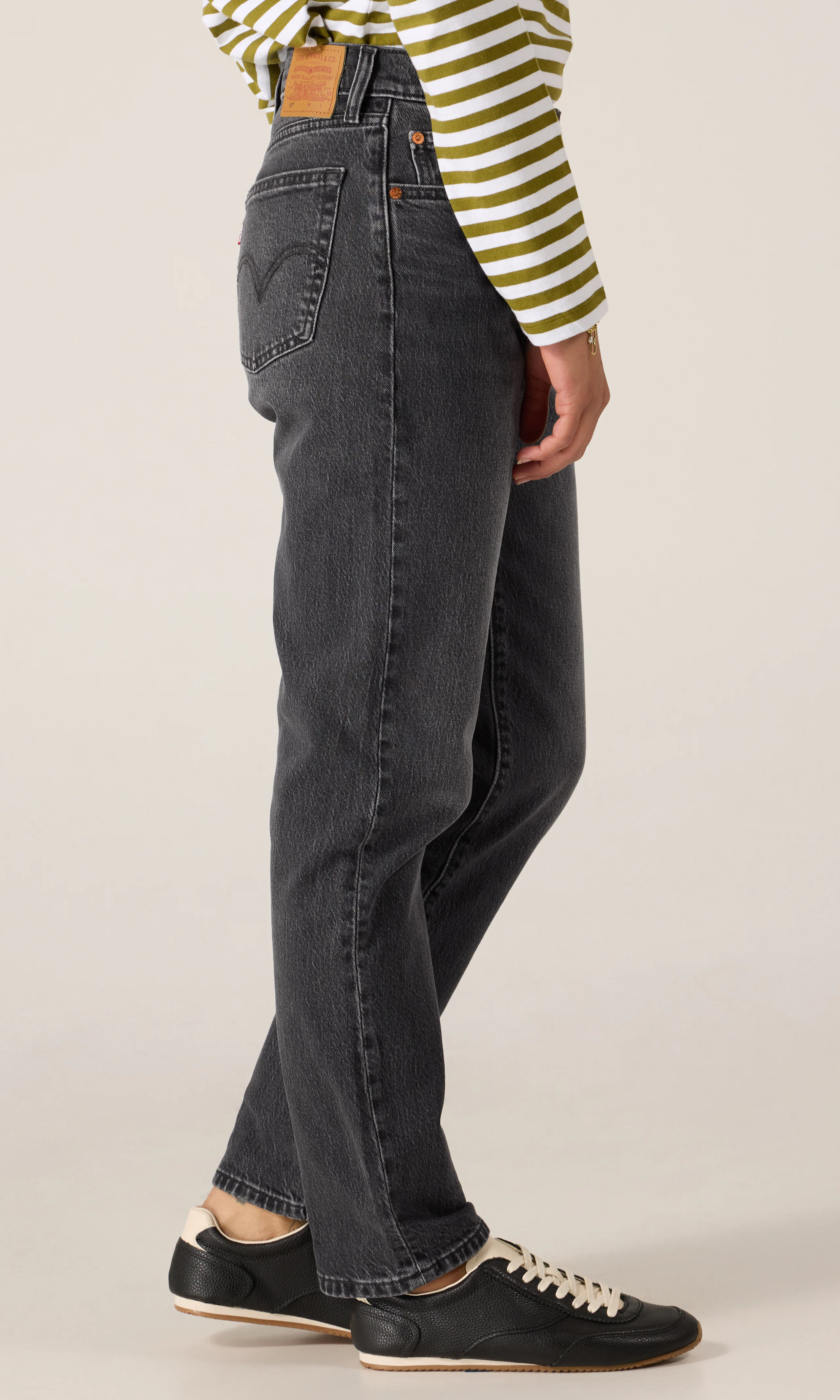 501® Crop Svart Jeans. Front 2. Model.
