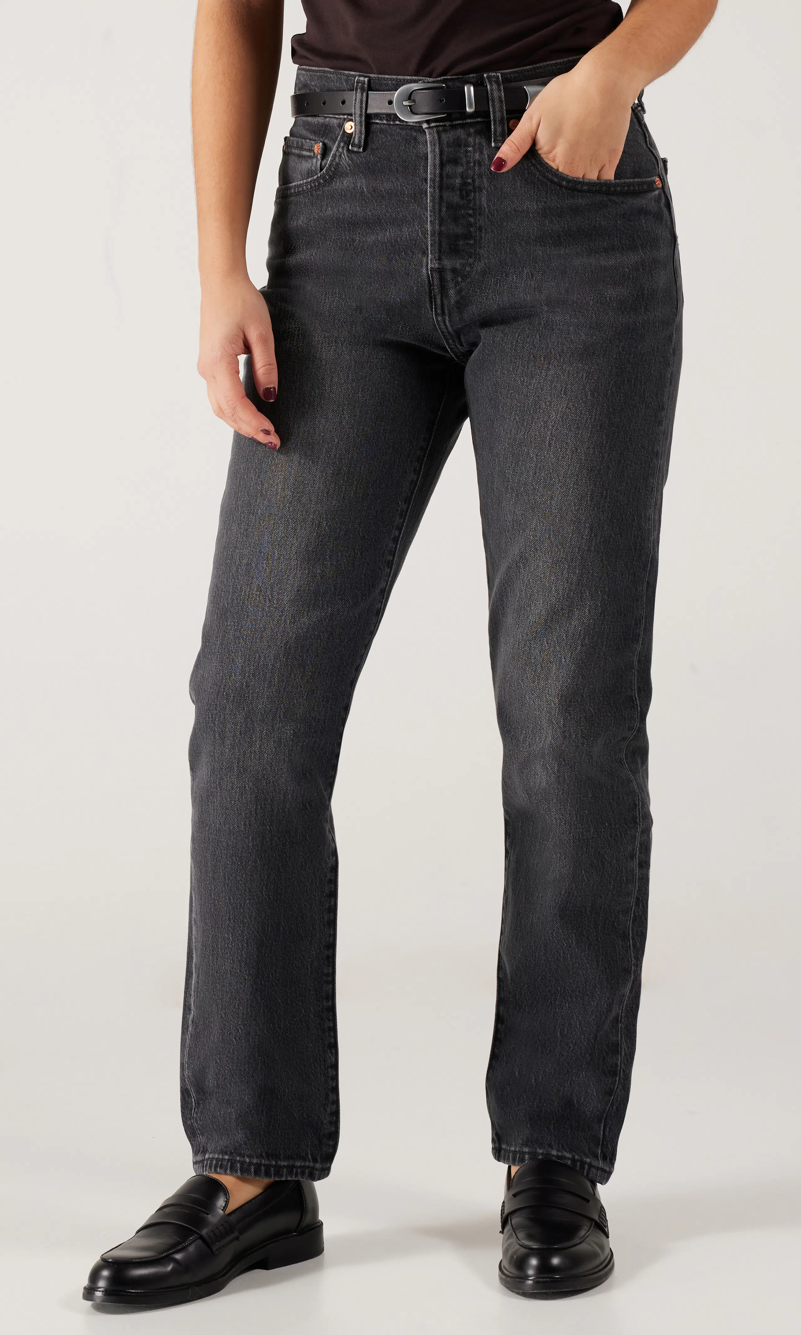 501® Crop Svart Jeans. Front. Model.