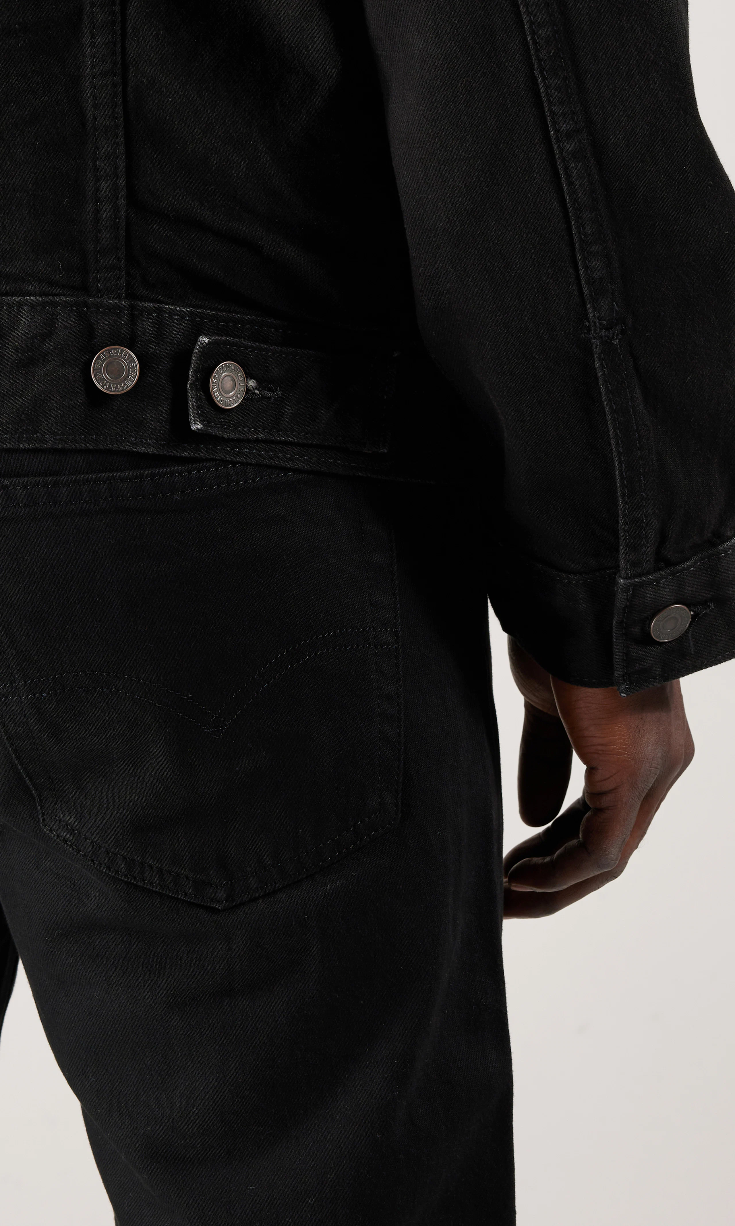 The Trucker Musta Farkkutakki. Detail 2. Model.