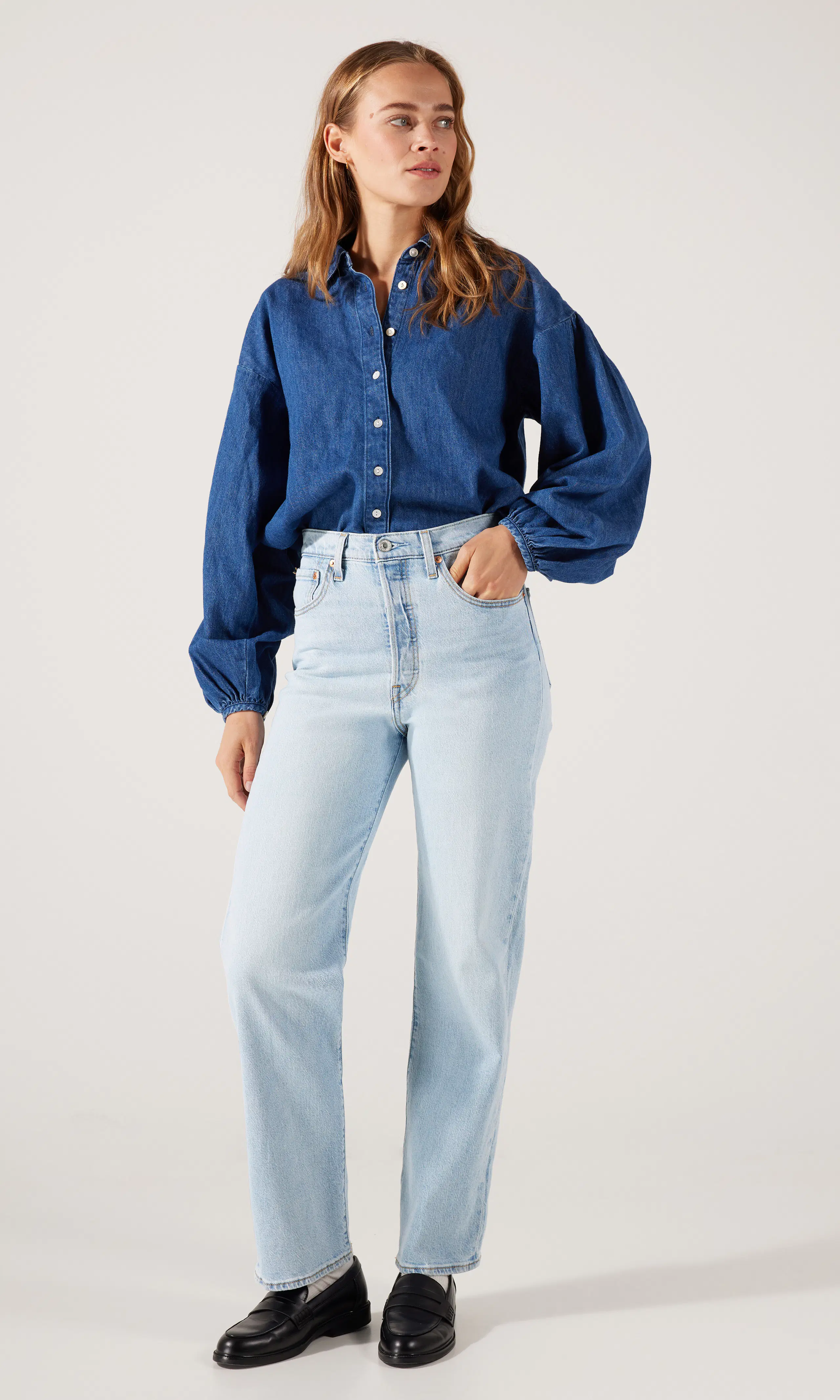 Ribcage Straight Ankle Lightweight Lys Blå Jeans. Front 1. Model.