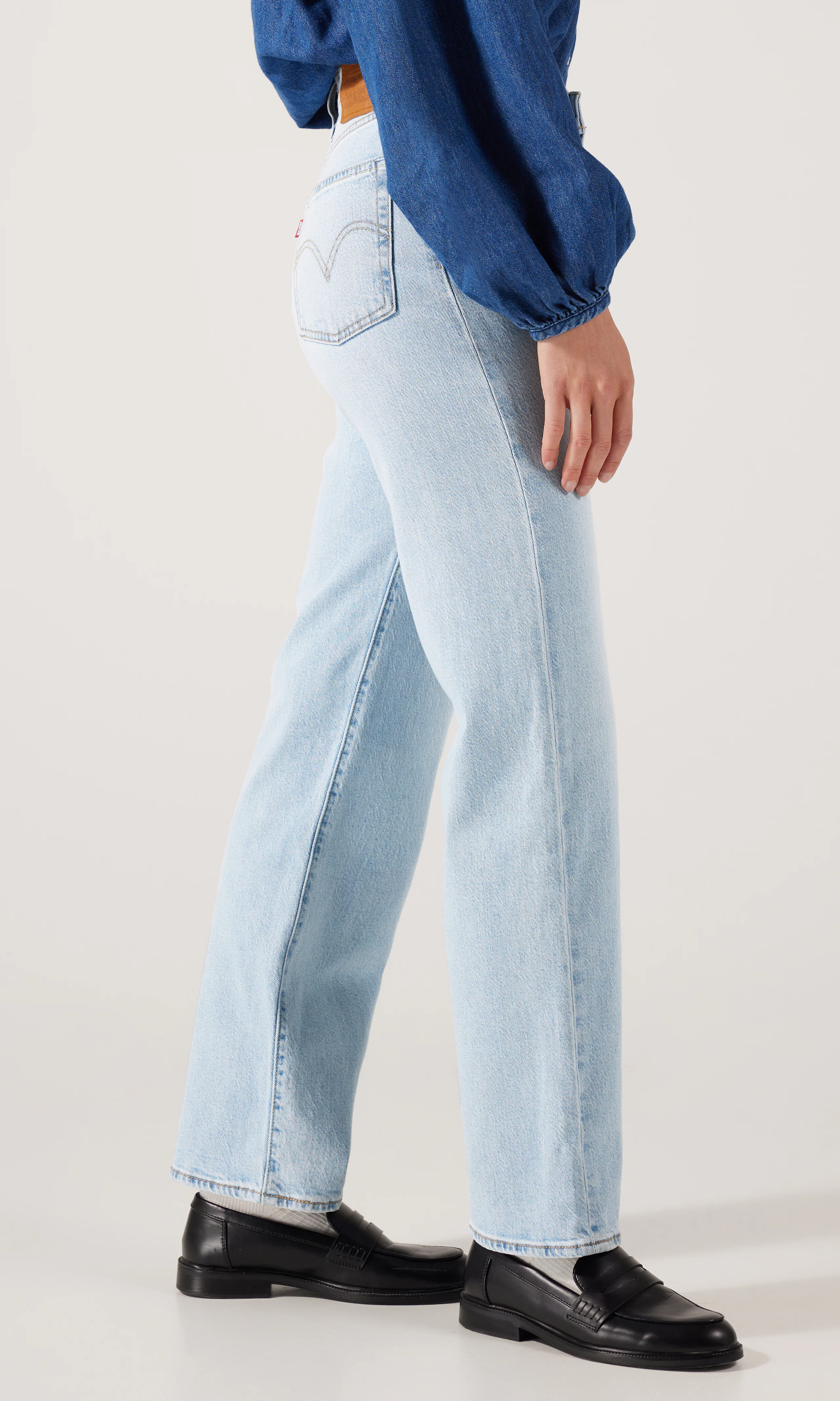 Ribcage Straight Ankle Lightweight Lys Blå Jeans. Front 2. Model.