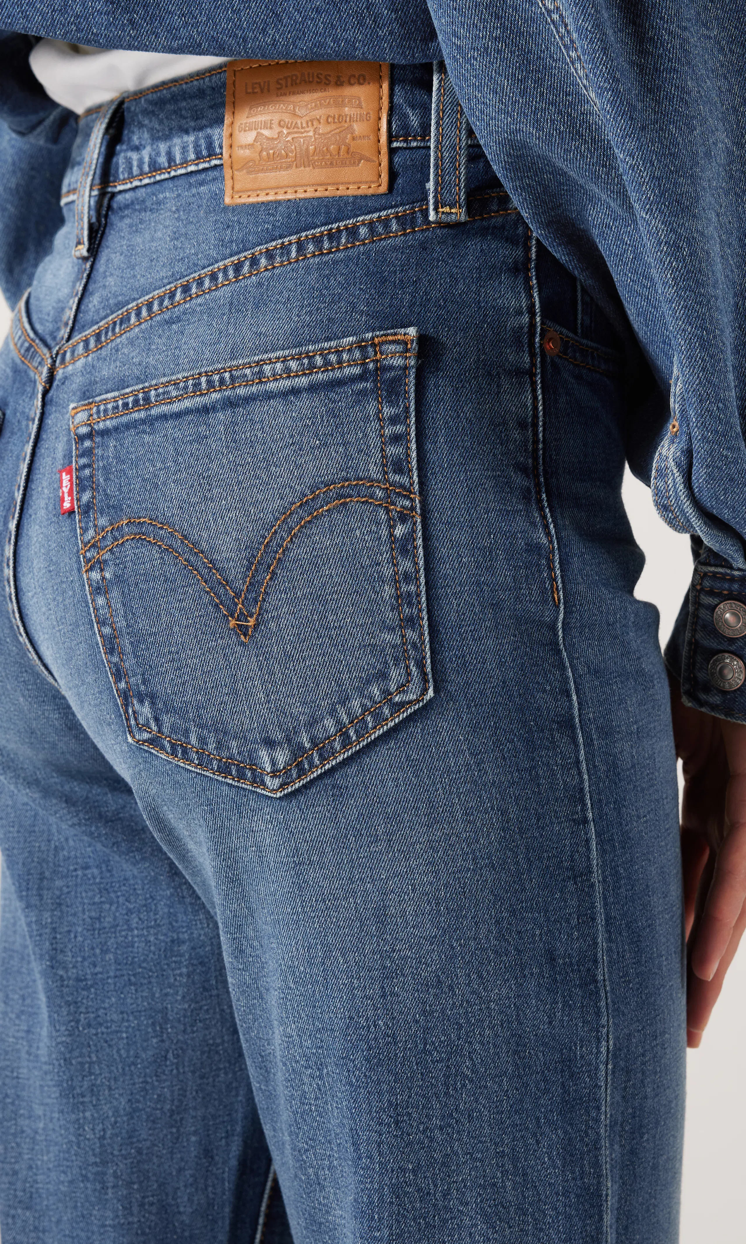 Ribcage Full Length Medium Blå Jeans. Detail 1. Model.