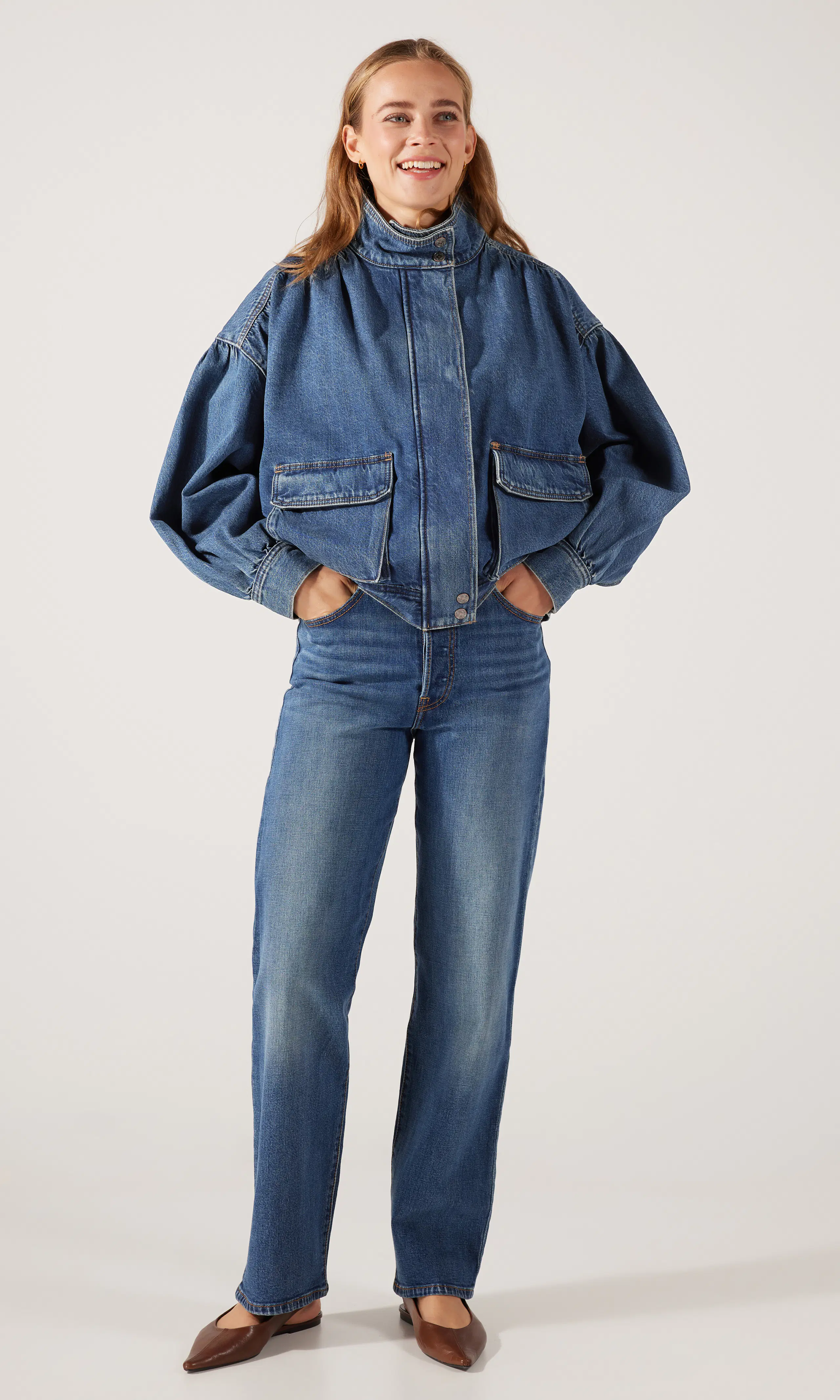 Ribcage Full Length Medium Blå Jeans. Front 1. Model.
