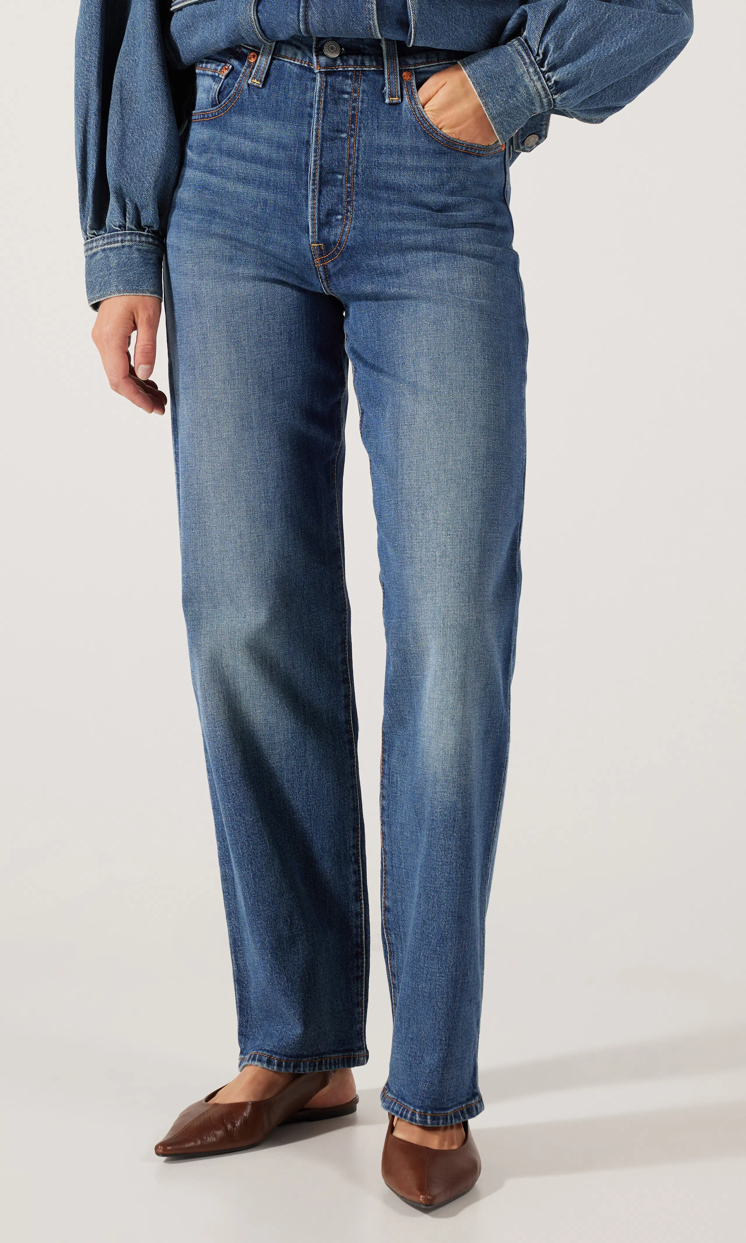 Ribcage Full Length Medium Blå Jeans. Front. Model.