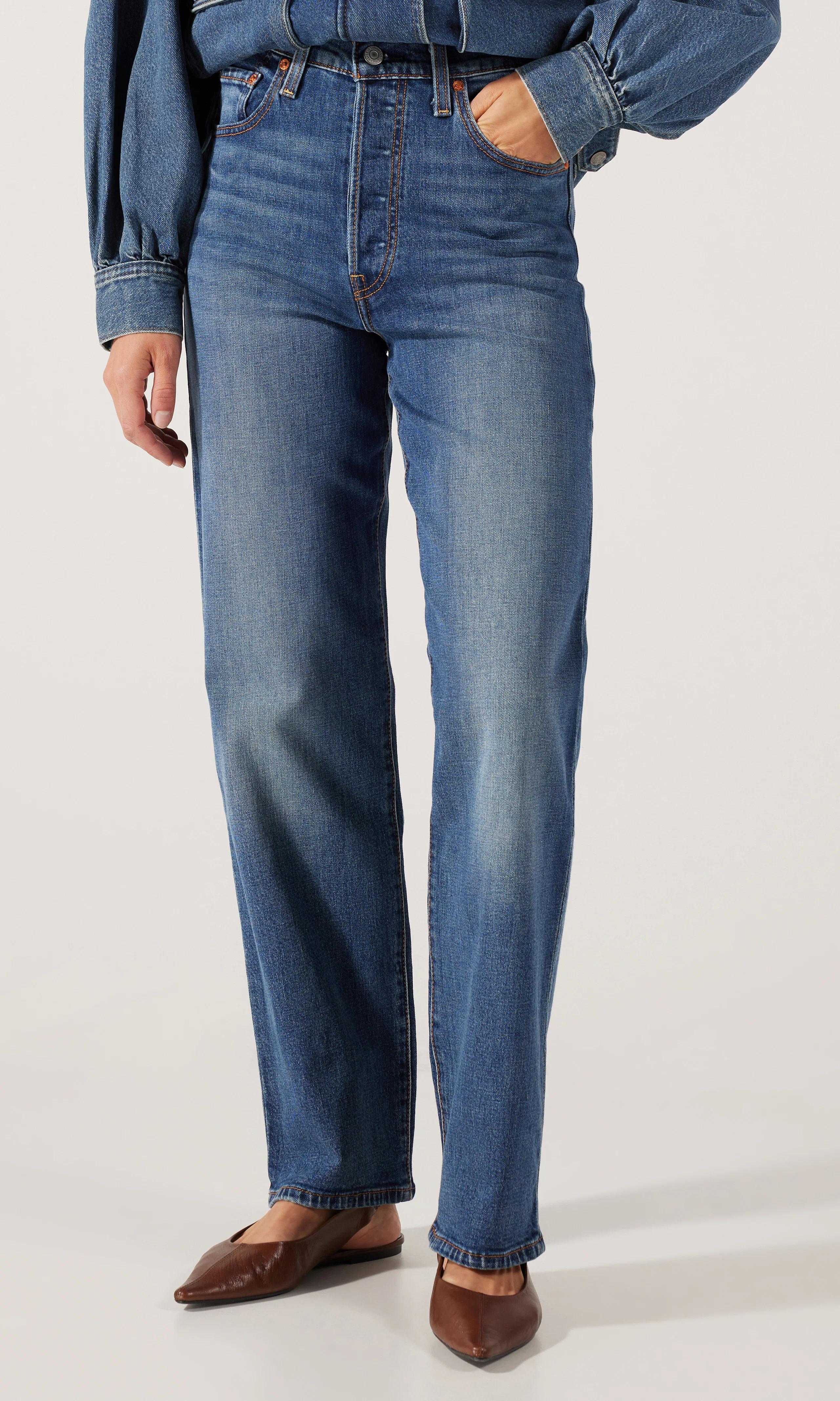 Ribcage Full Length Medium Blå Jeans. Front. Model.