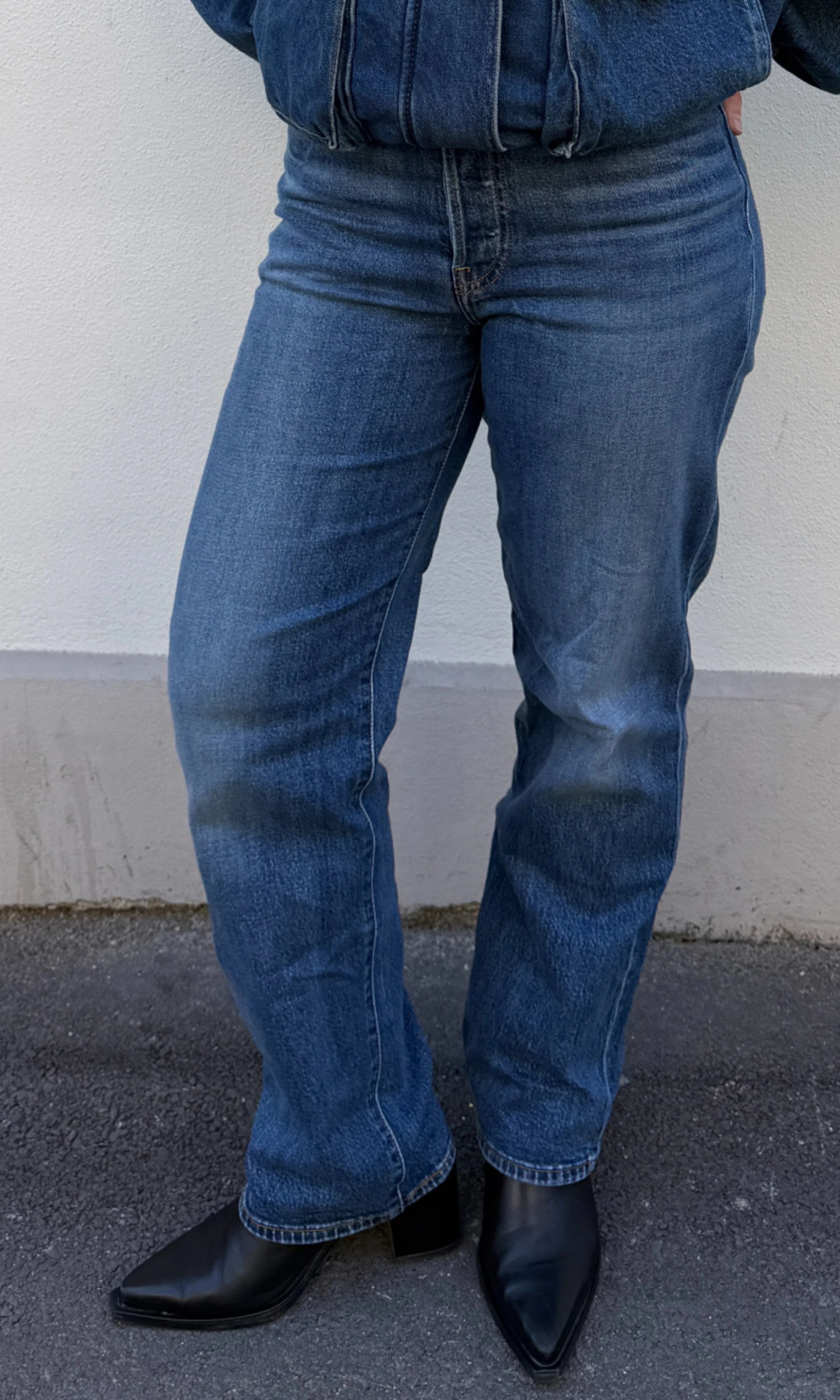 Ribcage Full Length Medium Blå Jeans. Front. Model.