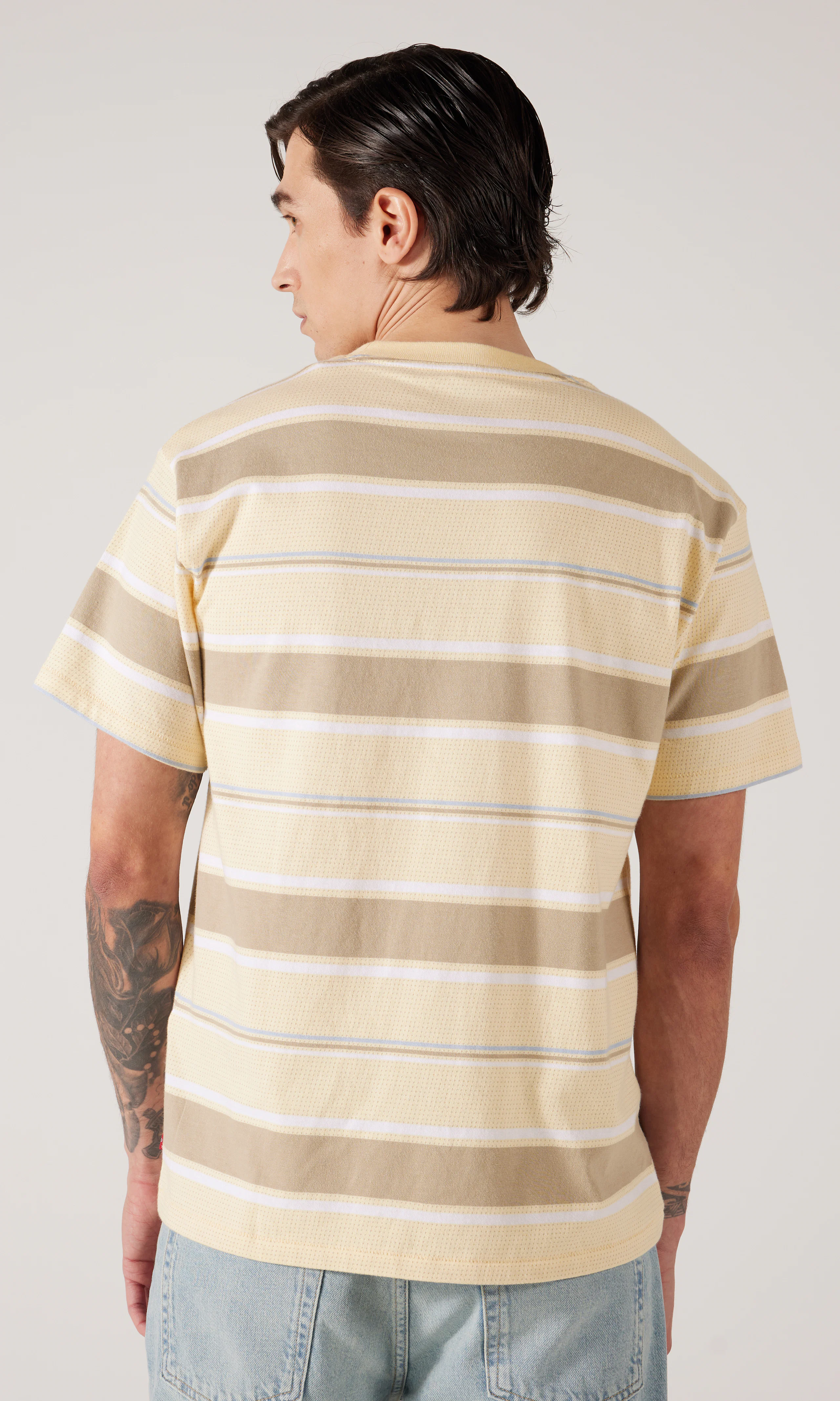 Red Tab Vintage Tee Randig T-shirt. Back. Model.