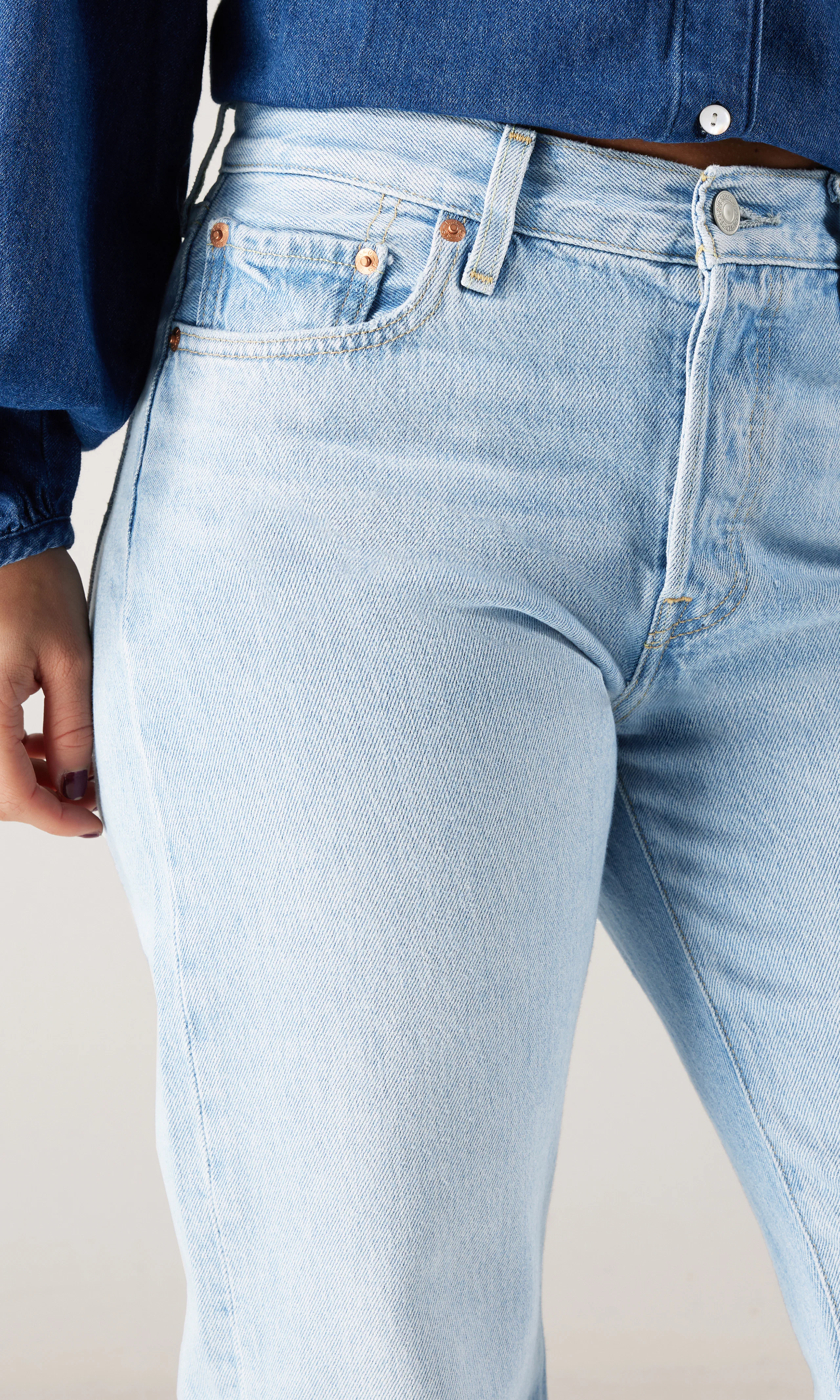 501® '90s Lys blå Jeans. Detail 2. Model.