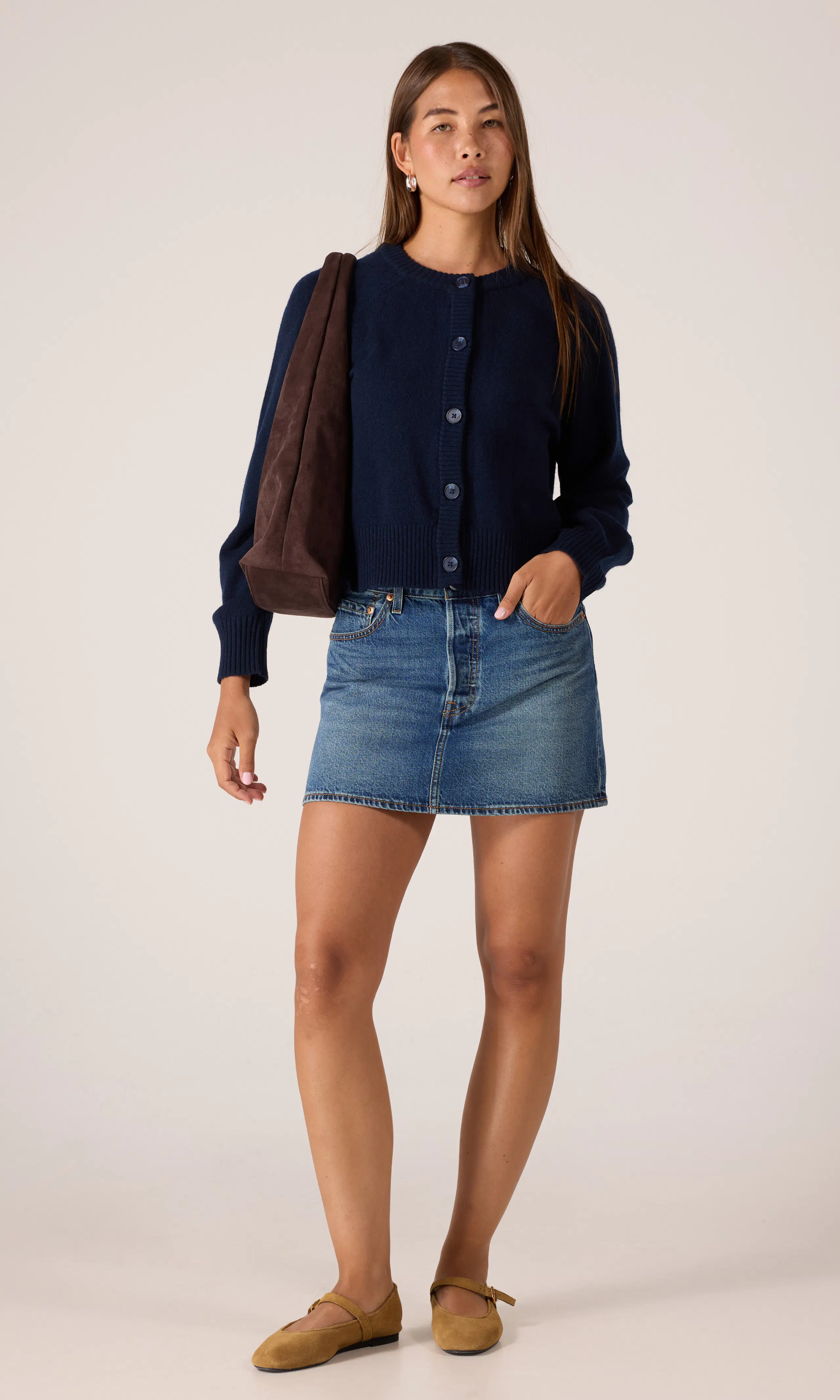 Icon Svart Denim Skjørt. Front 1. Model.